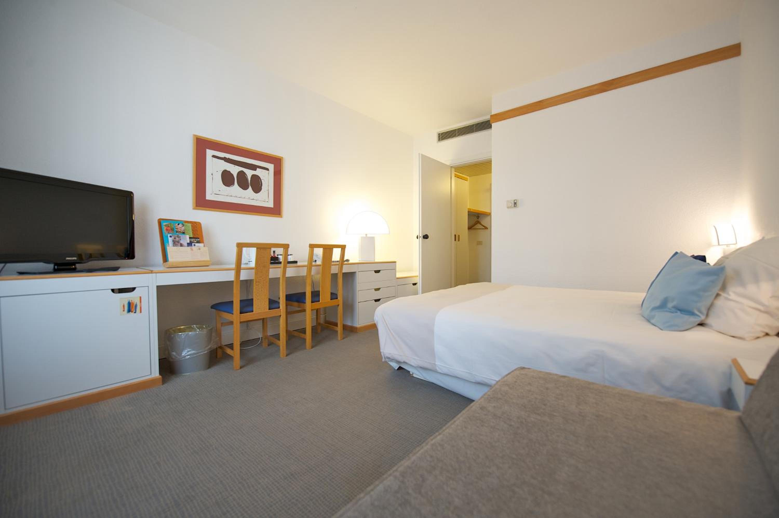 Standard Double Room with 1 Double Bed and 1 Sofa Bed - Photo 4
