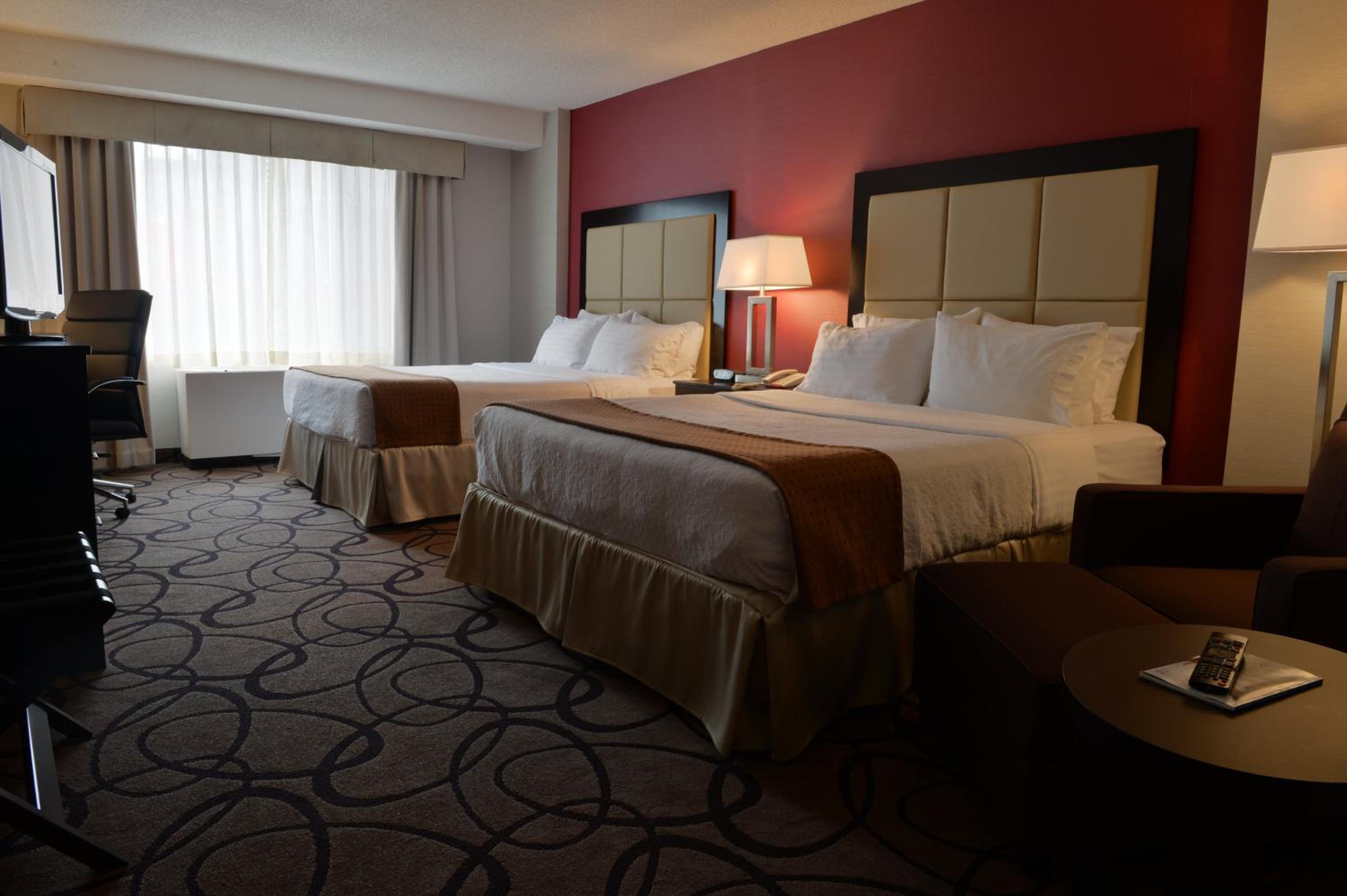Standard Room with Two Queen Beds - Photo 4