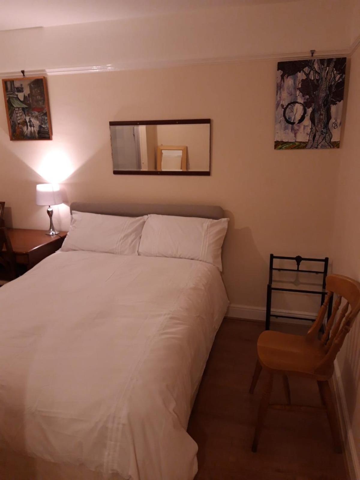 Double Room with Private Bathroom - Photo 3