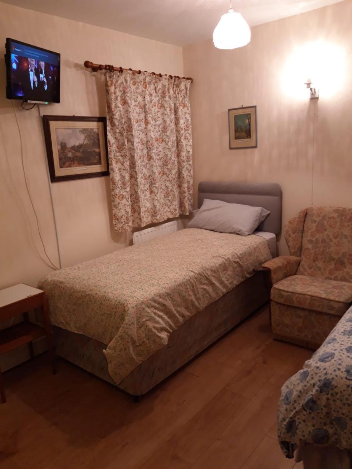 Double Room with Private Bathroom - Photo 4