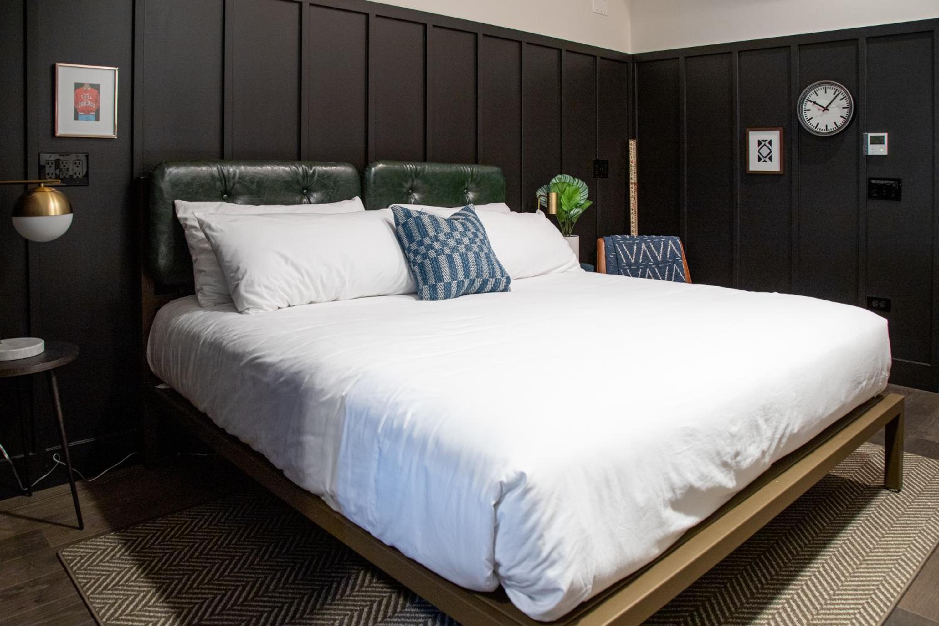 Deluxe King Room thumbnail 6