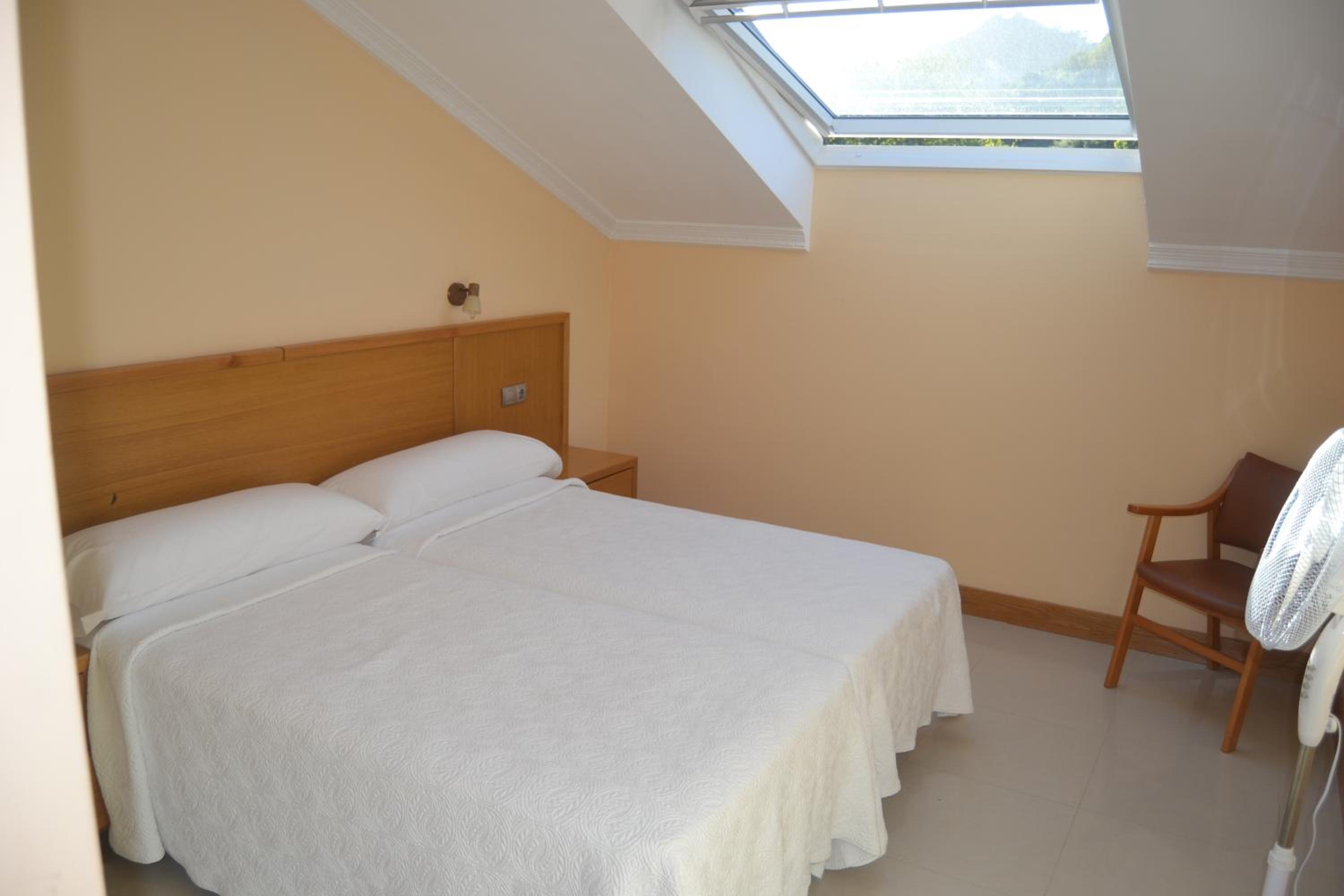 Twin Room - Photo 7