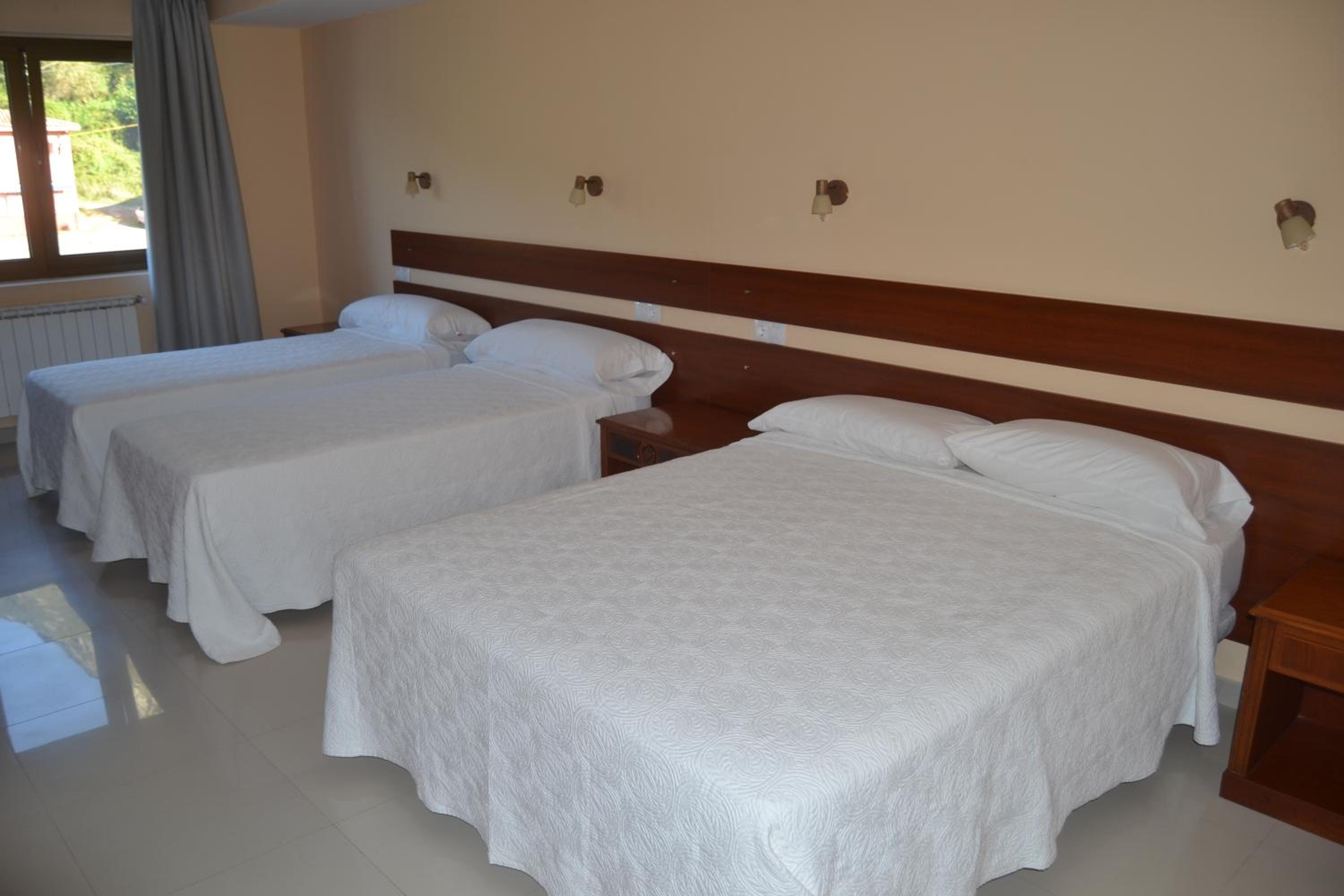 Quadruple Room with Private Bathroom - Photo 3