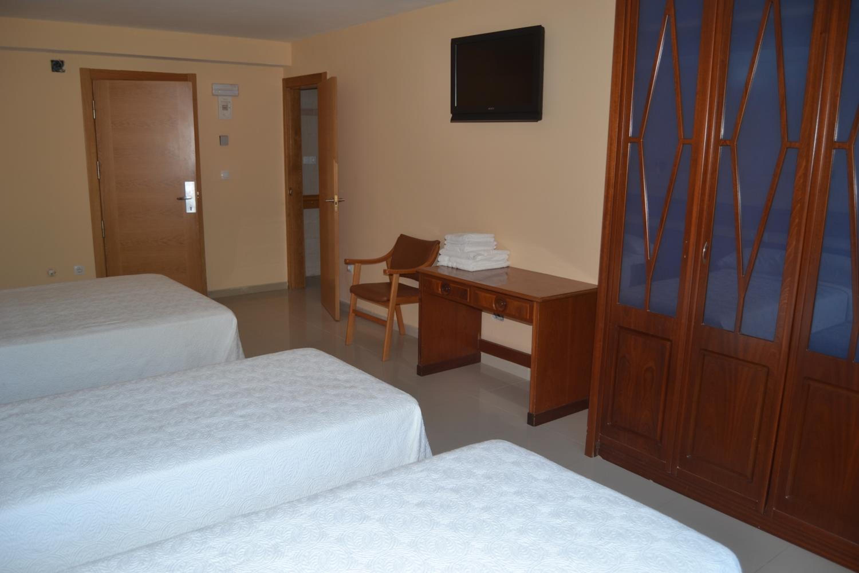 Quadruple Room with Private Bathroom - Photo 1