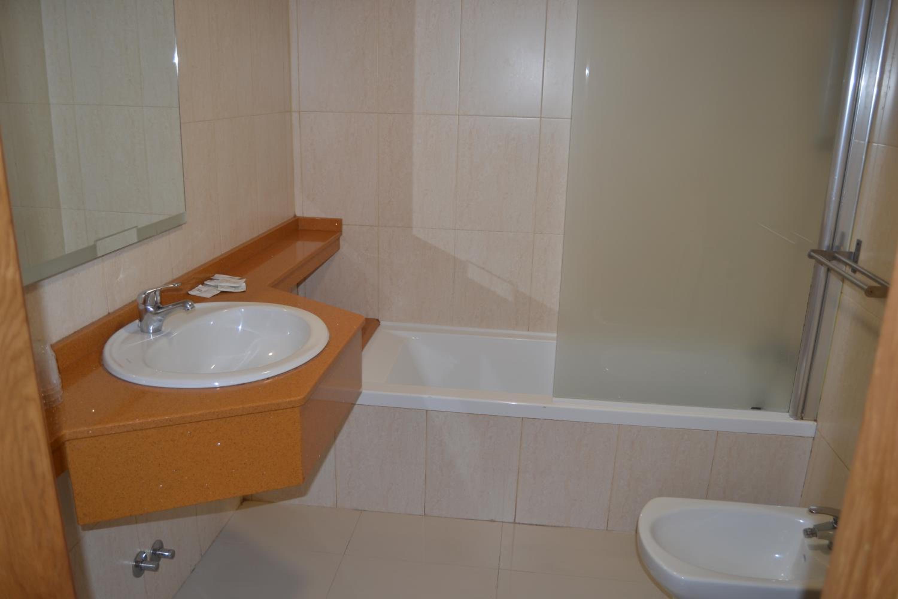 Quadruple Room with Private Bathroom - Photo 2