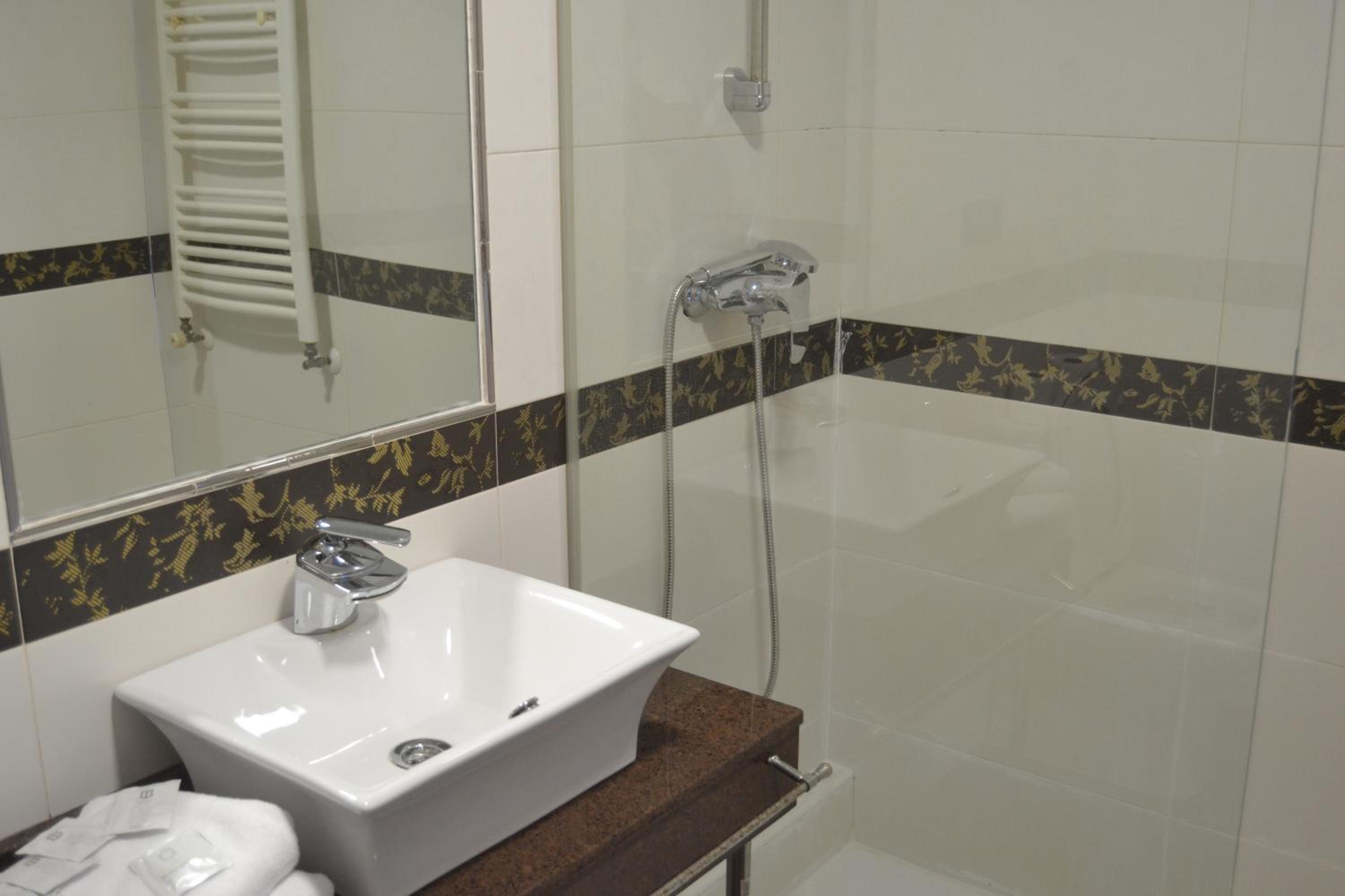 Double Room - Photo 8