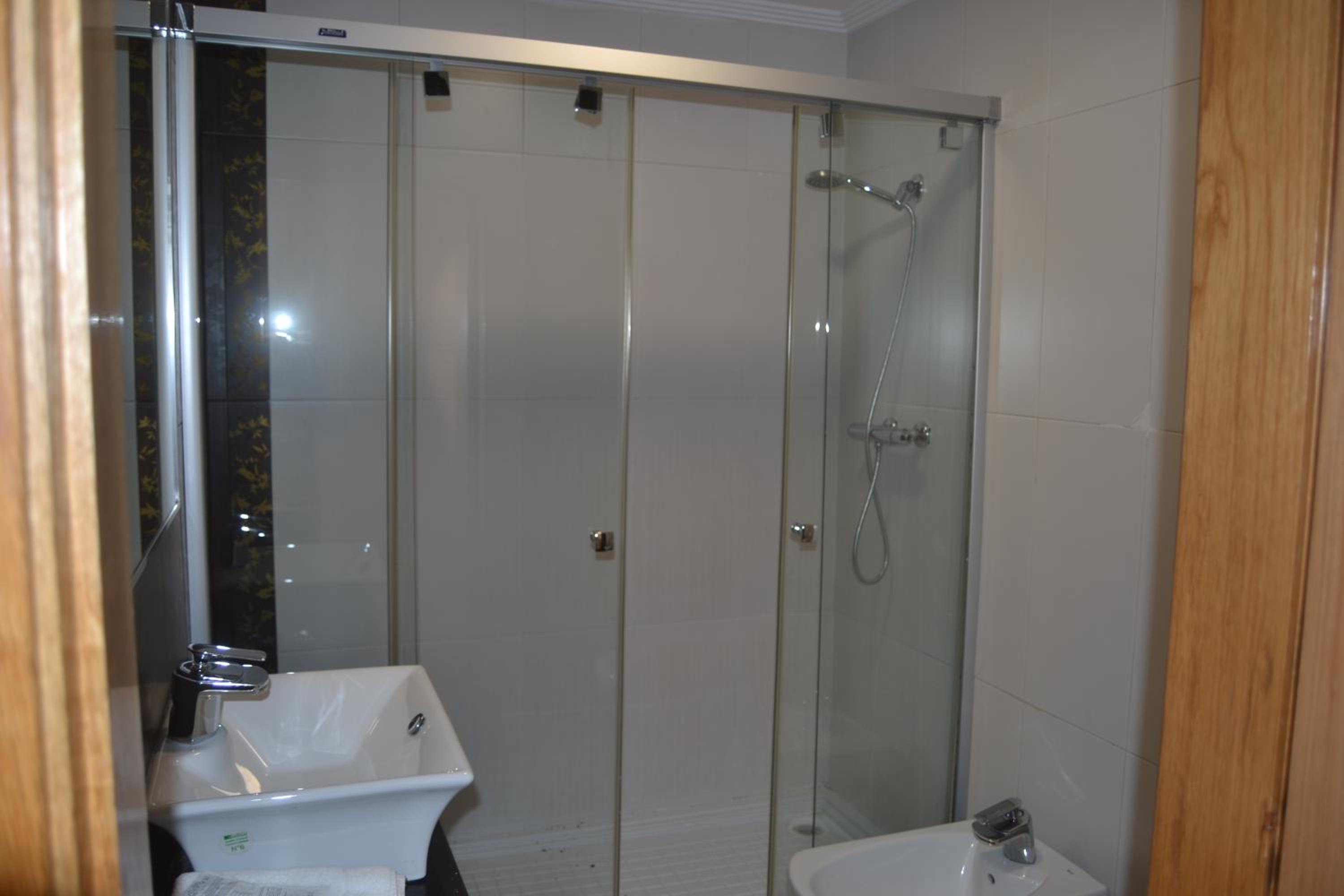 Twin Room - Photo 3