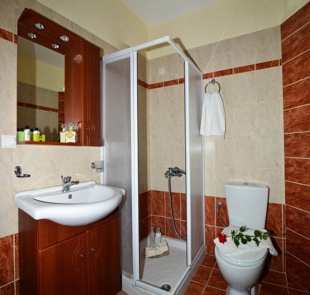 One-Bedroom Apartment - Photo 2