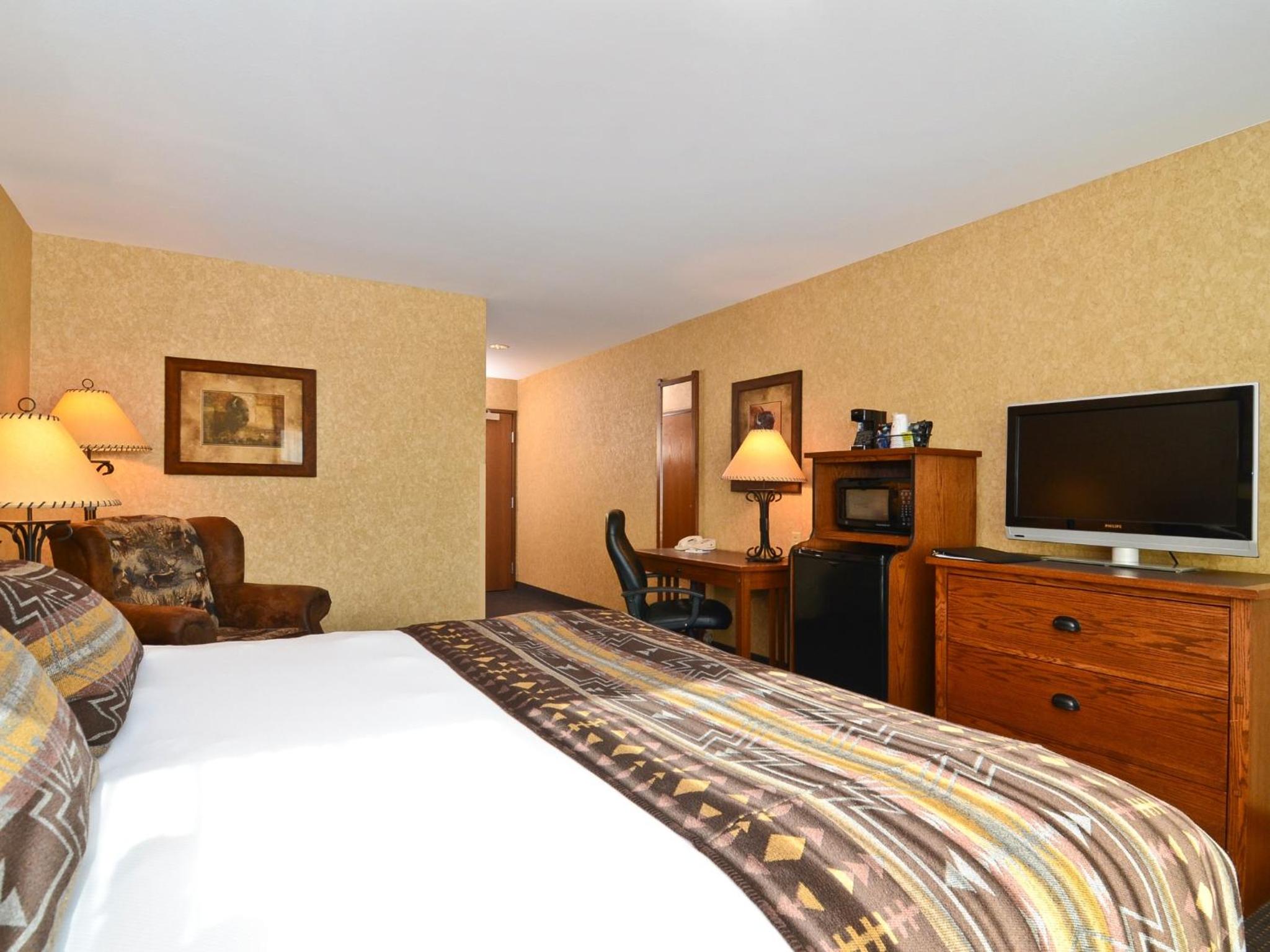 King Suite with Sofa Bed and Spa Bath - Executive Heartland/First Floor/Non-Smoking - Photo 2