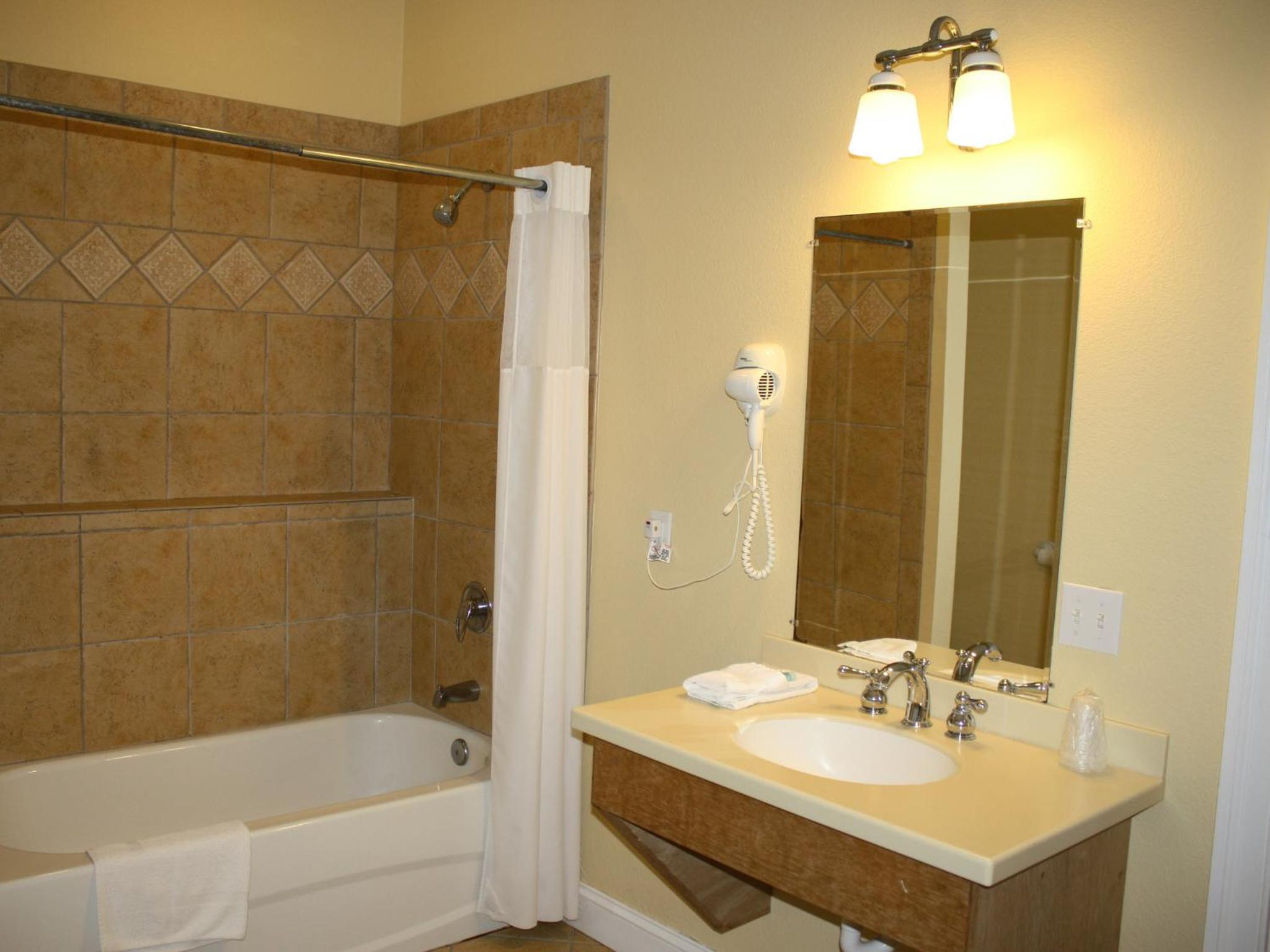 Queen Room with Two Queen Beds - Oceanfront - Photo 8