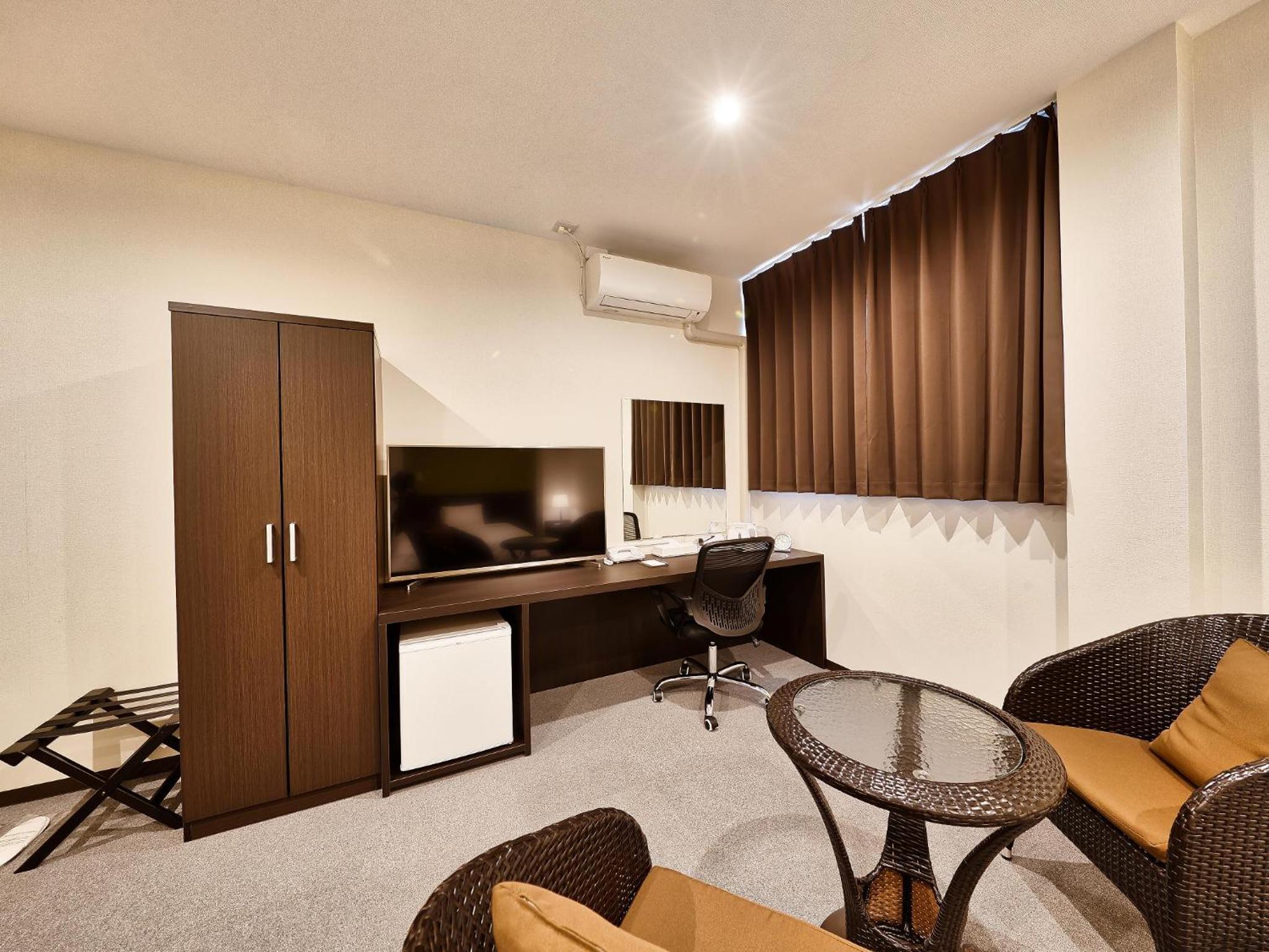 Twin Room - Photo 12