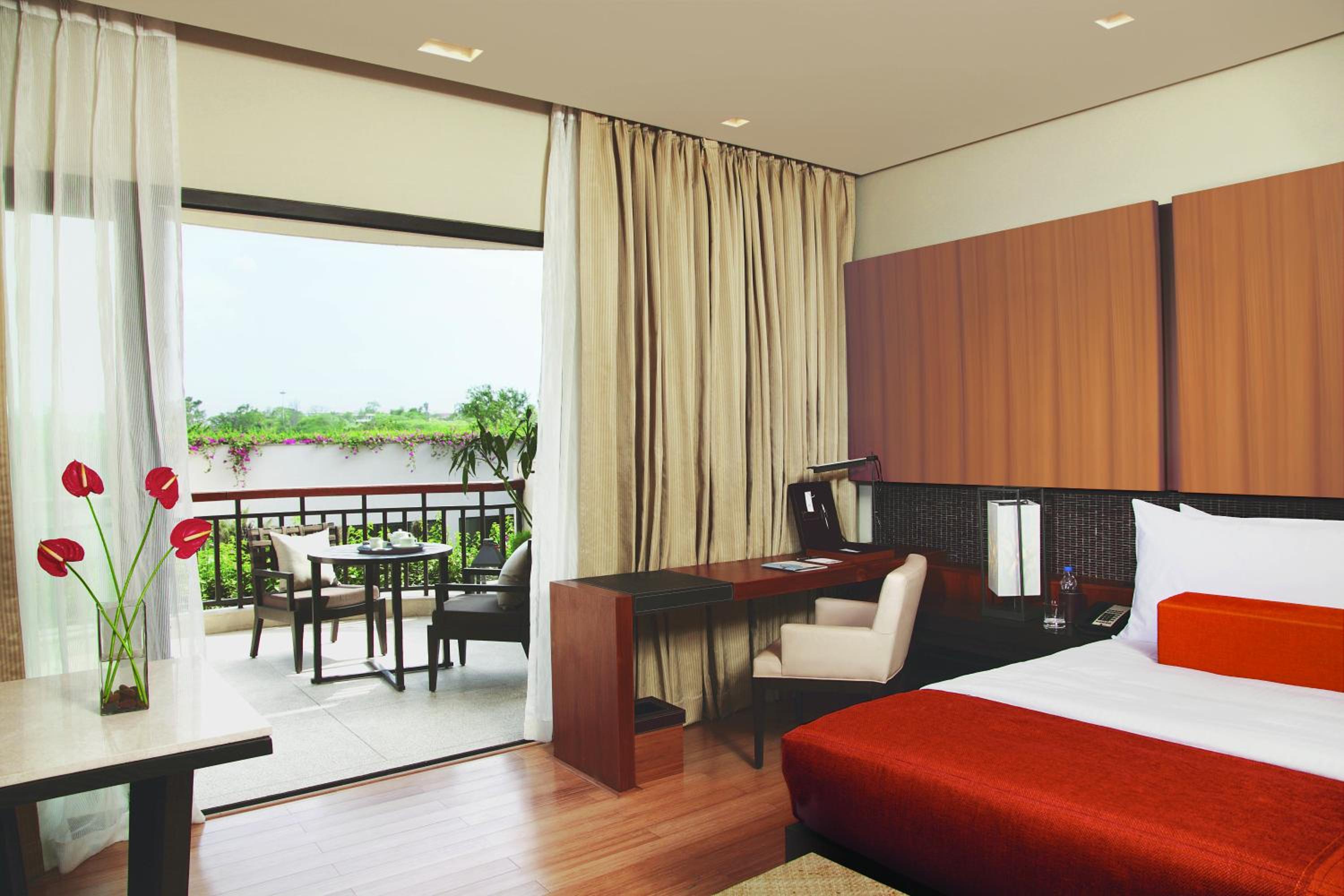 Grand Luxury Room King Bed - Enjoy Happy Hours with 1+1 offer on Alcoholic Beverage - Photo 3