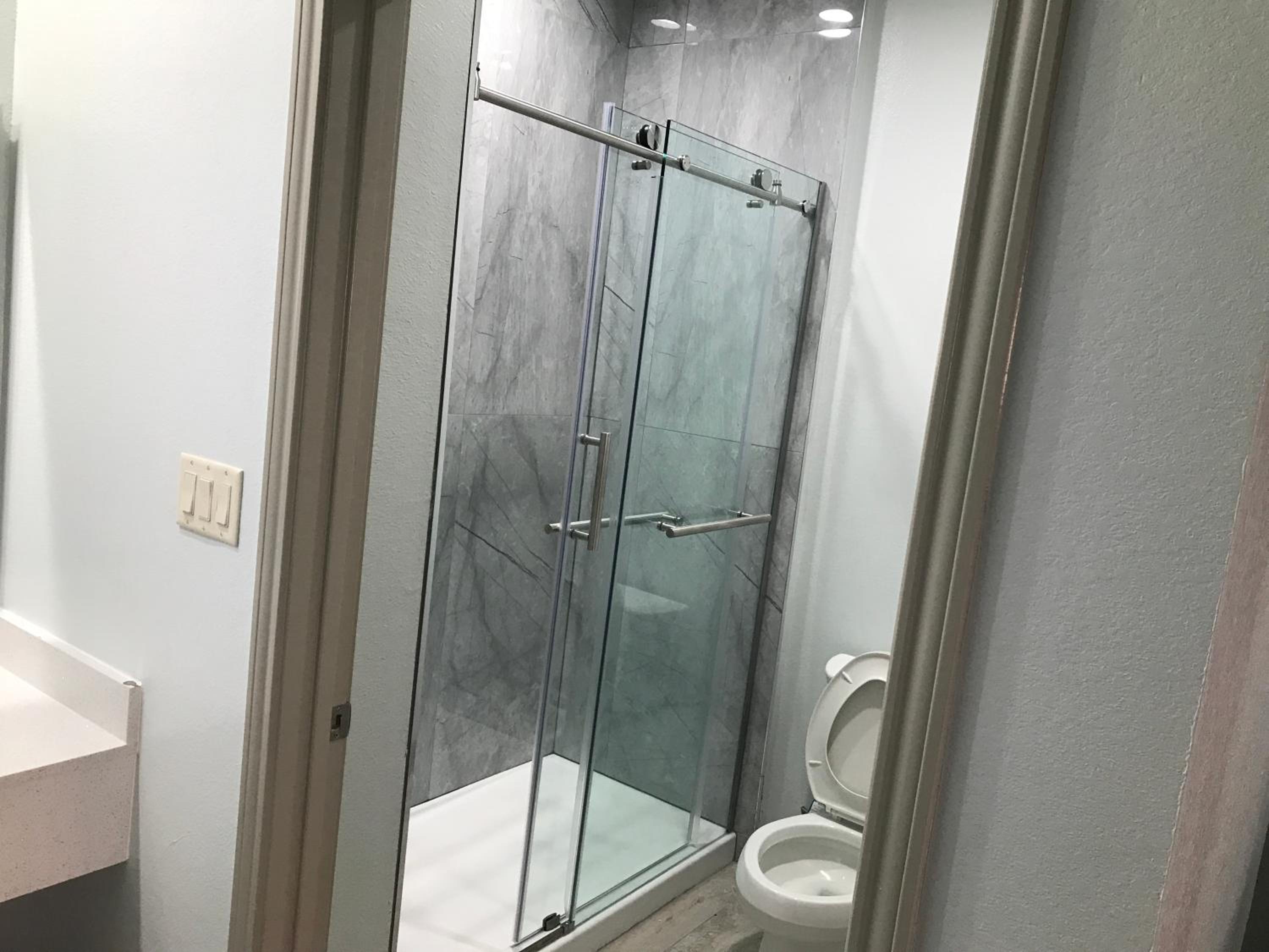 King Room with Mobility/Hearing Accessible Bath Tub with Grab Bars - Non-Smoking - Photo 2