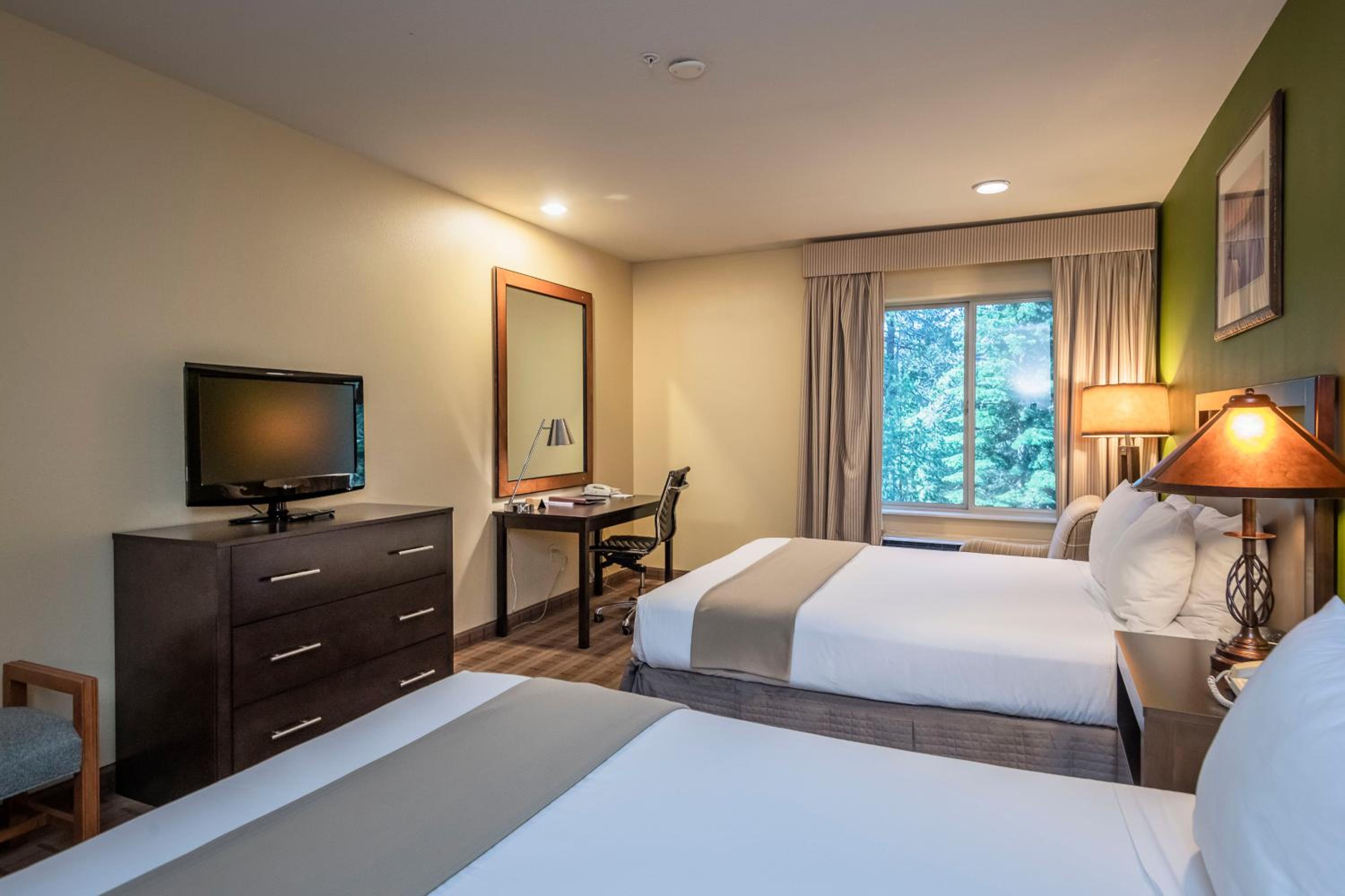 Queen Room with Two Queen Beds - Photo 3
