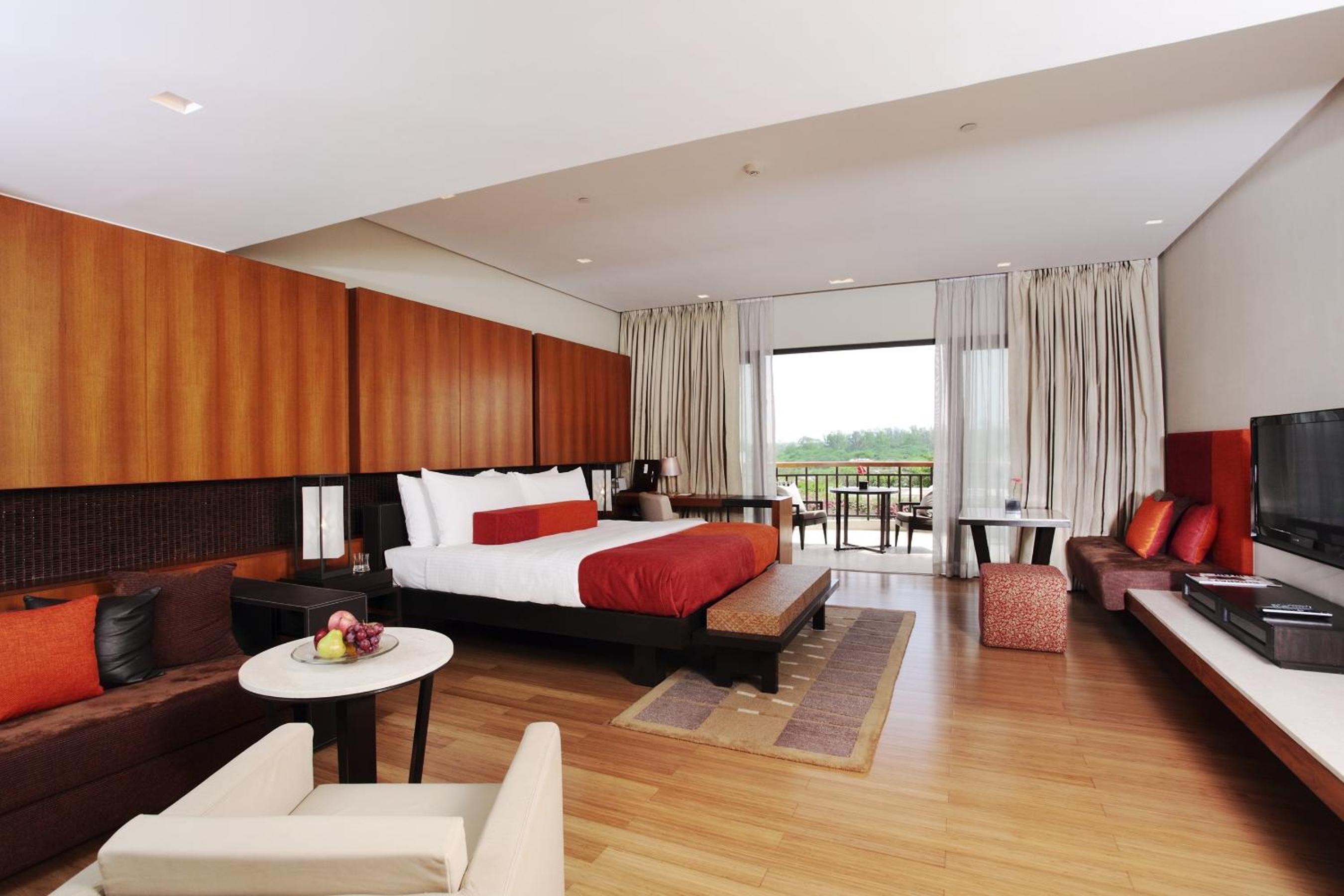 Grand Luxury Room King Bed - Enjoy Happy Hours with 1+1 offer on Alcoholic Beverage - Photo 2