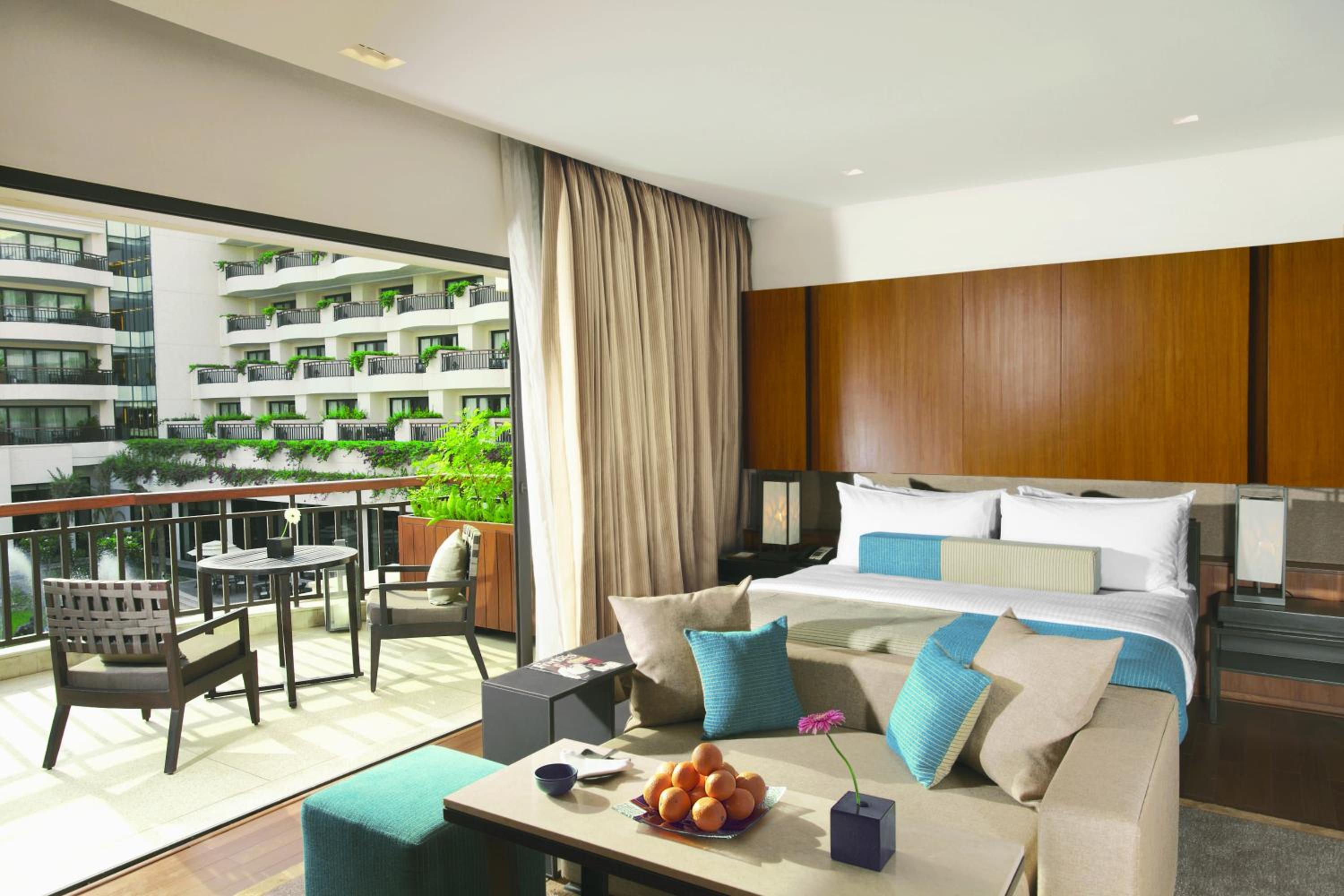 Grand Luxury Room King Bed - Enjoy Happy Hours with 1+1 offer on Alcoholic Beverage - Photo 4