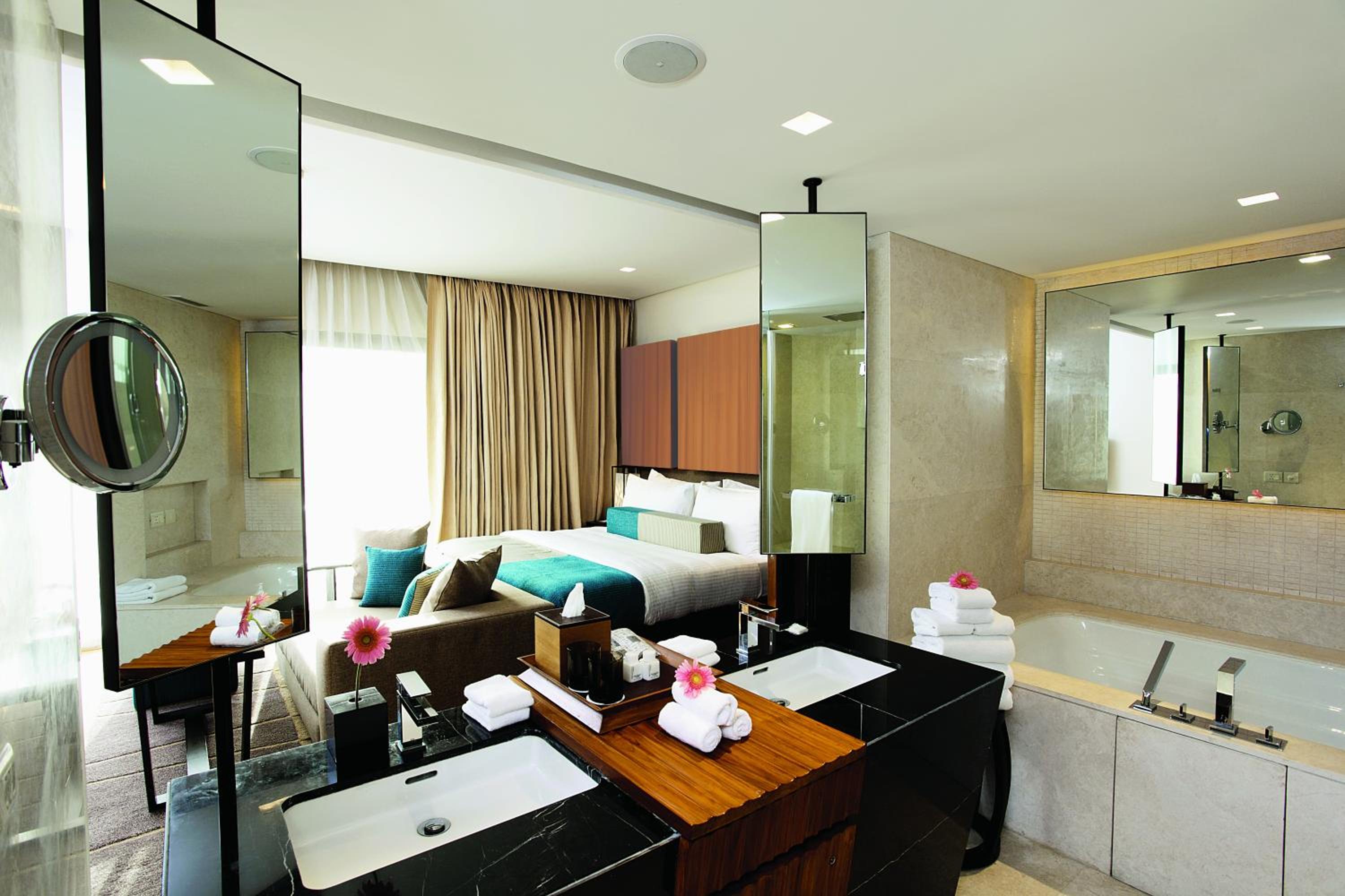 Luxury Suite - Photo 3