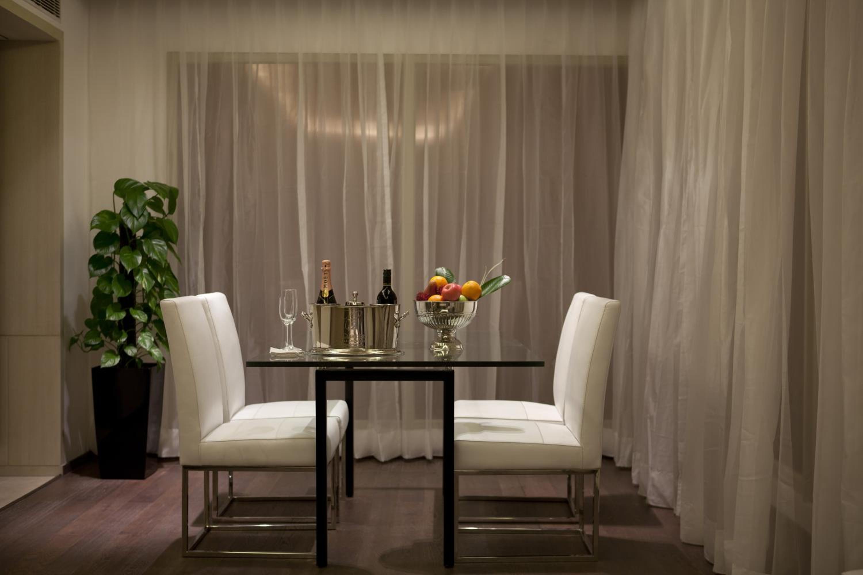 Luxury Suite - Photo 5