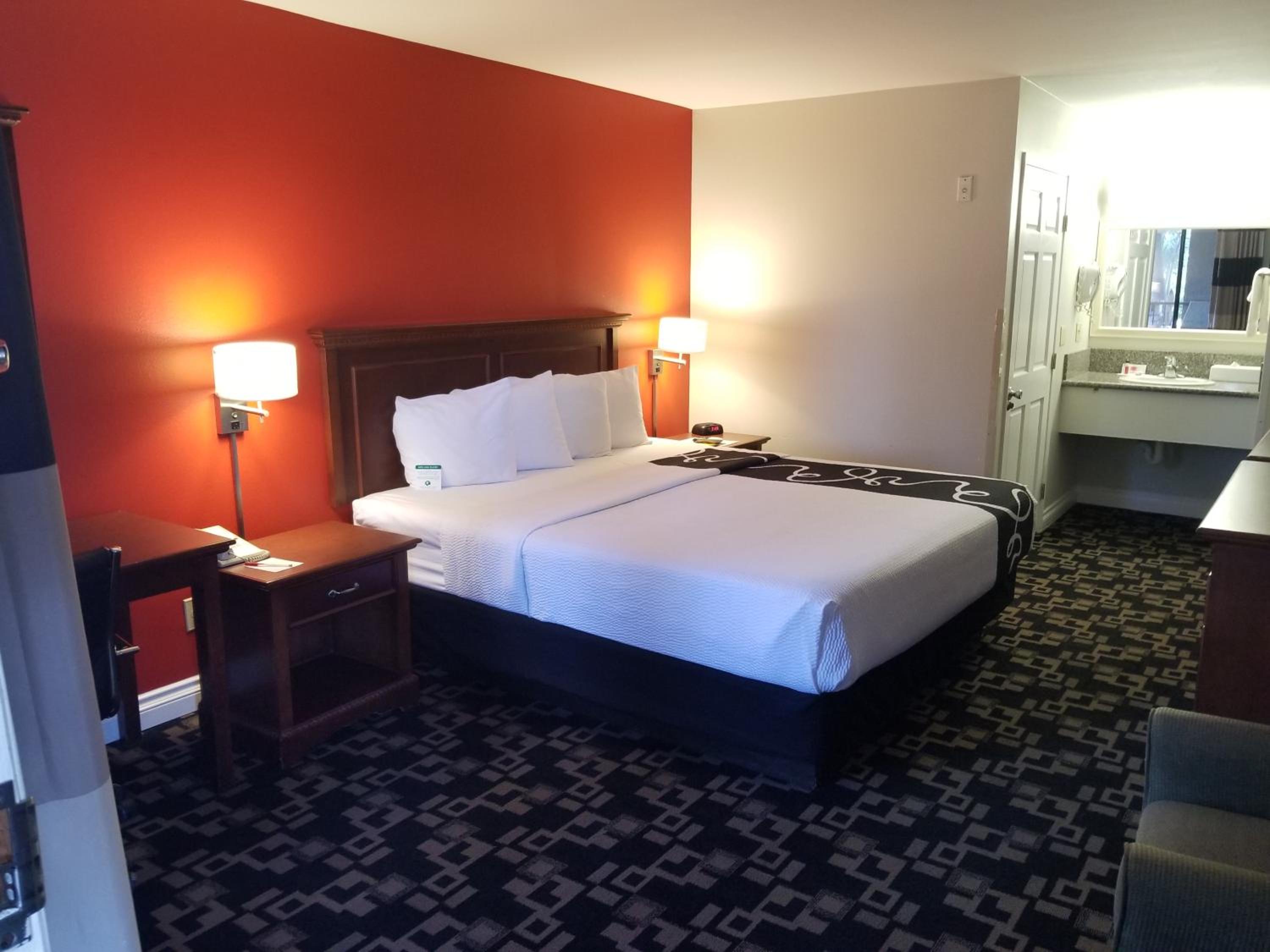 King Room - Non-Smoking - Photo 1