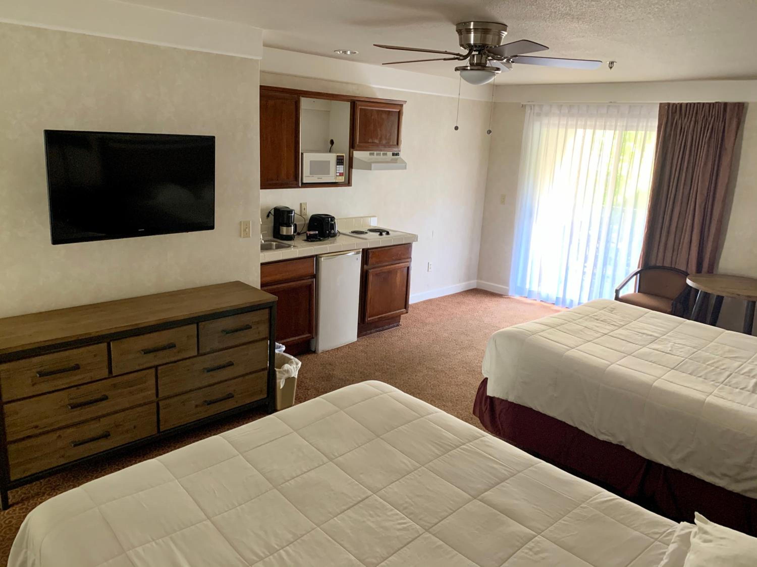 Queen Room with Two Queen Beds with Mountain View - Photo 1