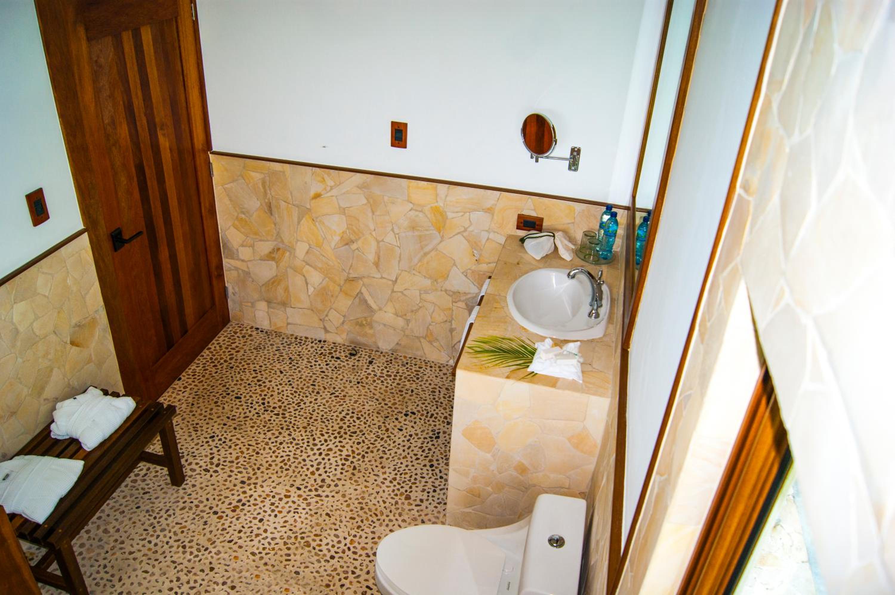 Lake View Jr Suite King - Photo 20