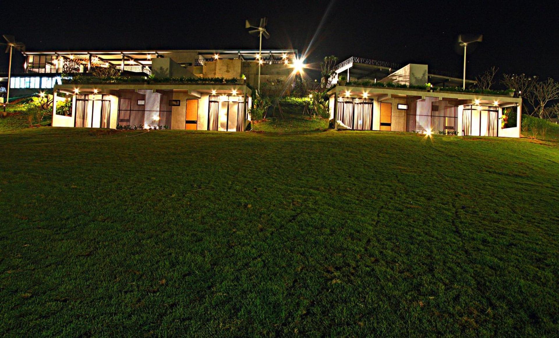 Deluxe Double Room with Balcony - Photo 12