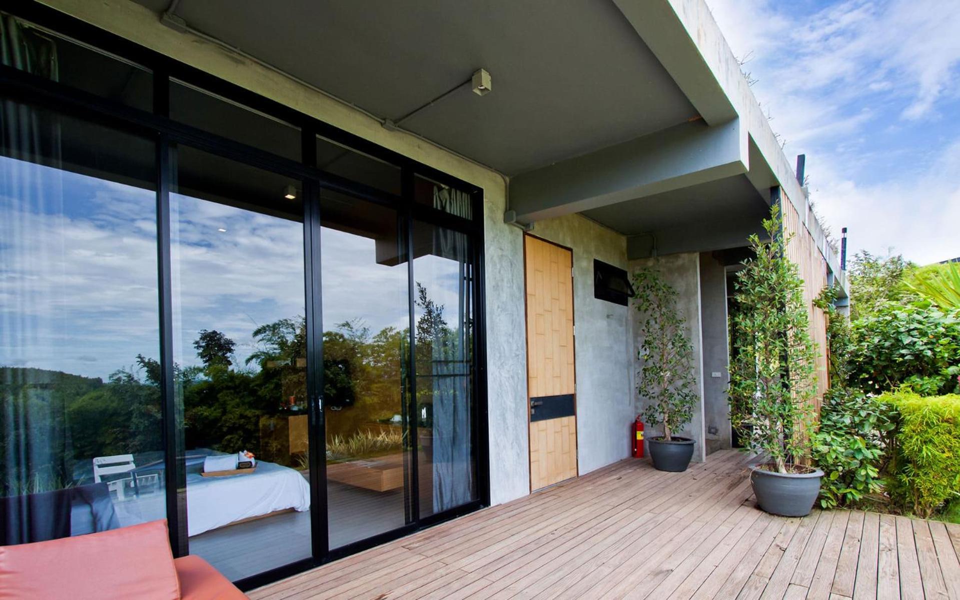 Deluxe Double Room with Balcony - Photo 11