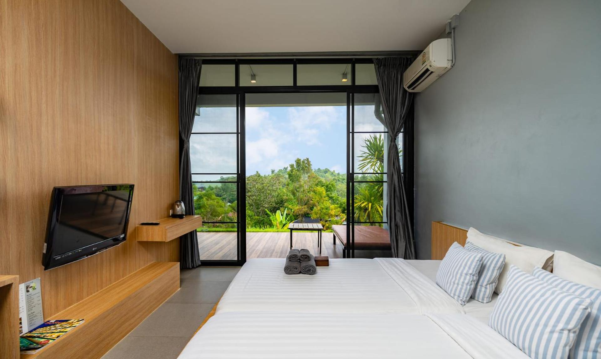 Deluxe Double Room with Balcony - Photo 3