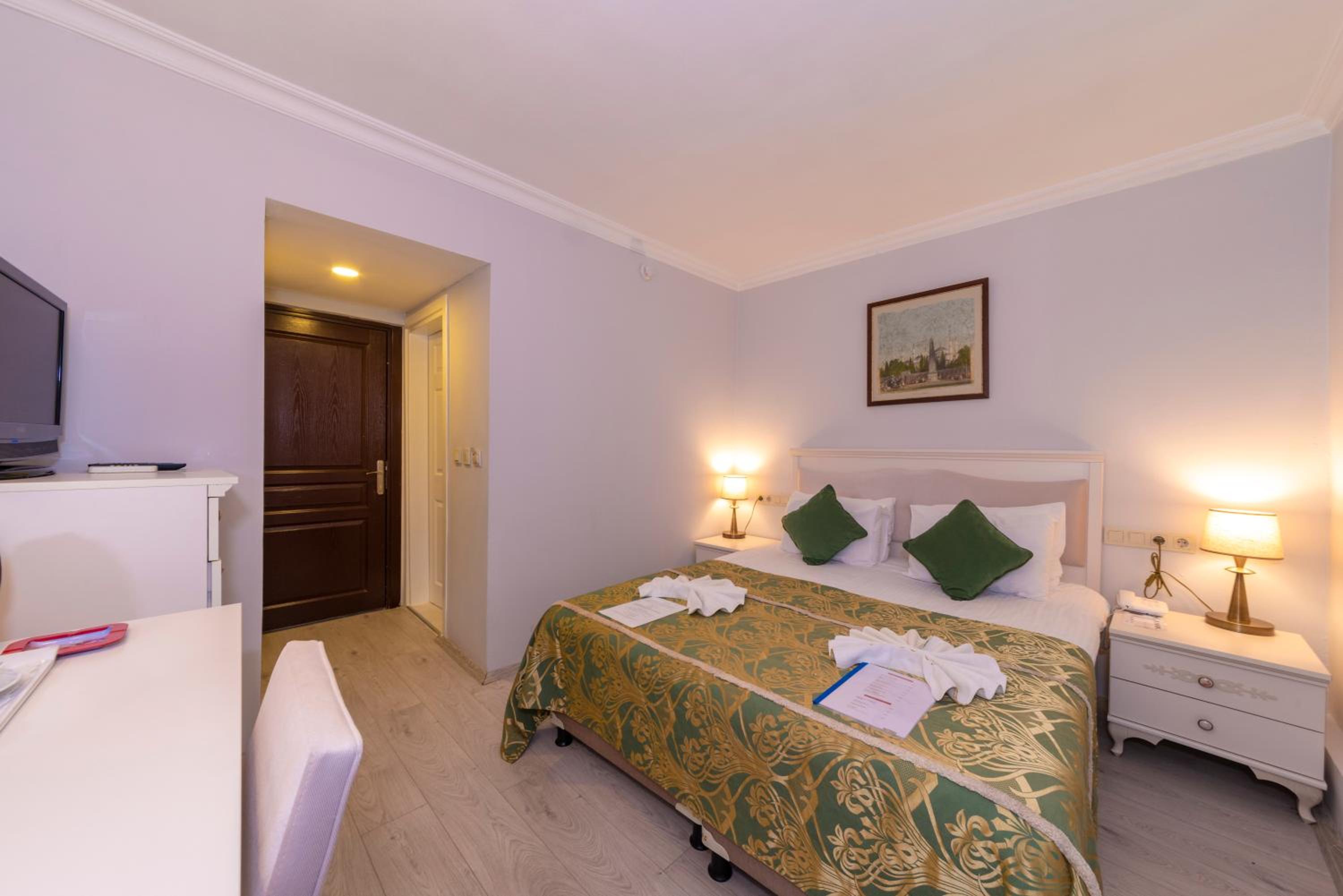 Economy Double or Twin Room - Basement Floor photo 3