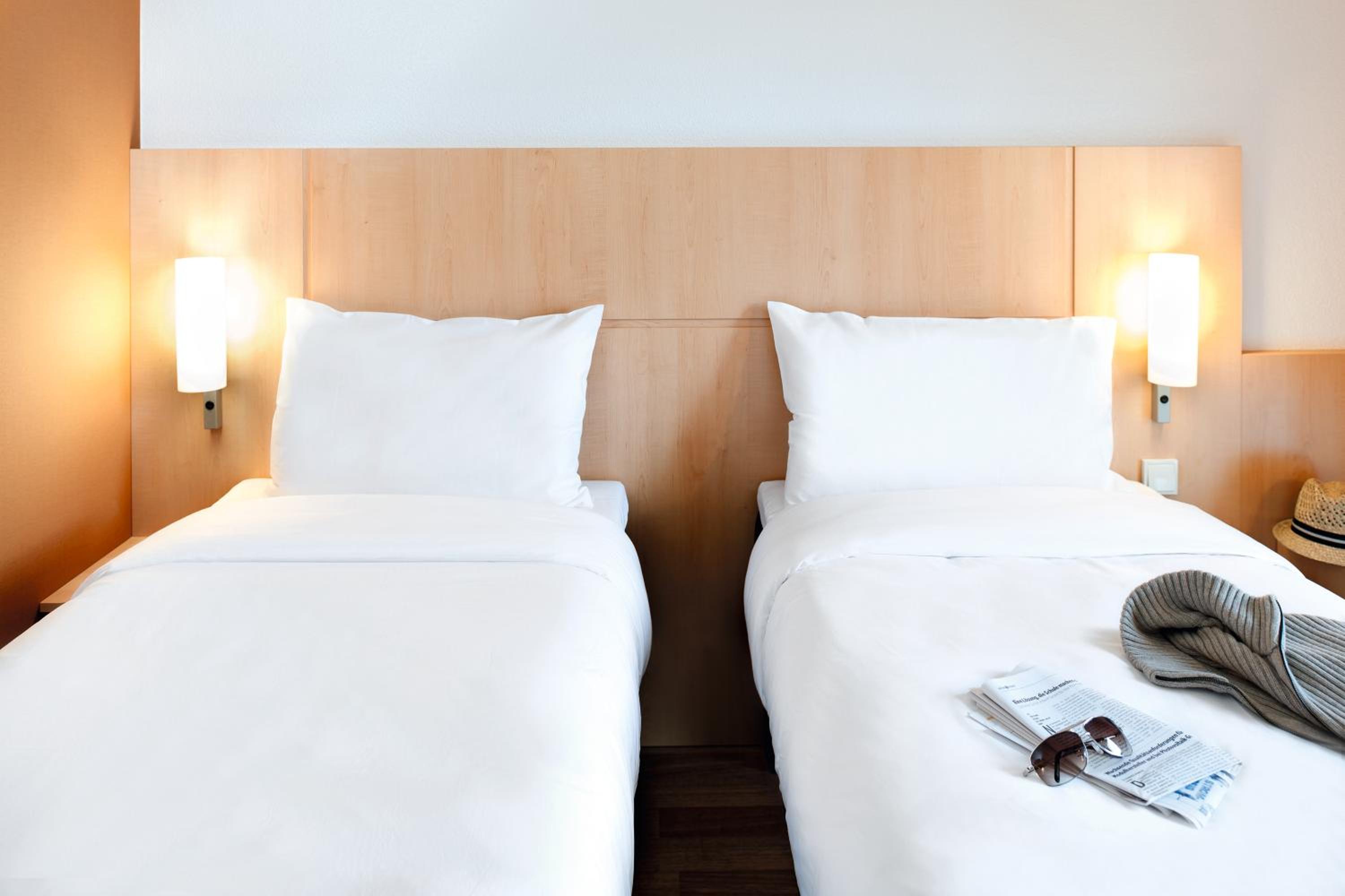 Standard Room with 2 Single Beds - Photo 8