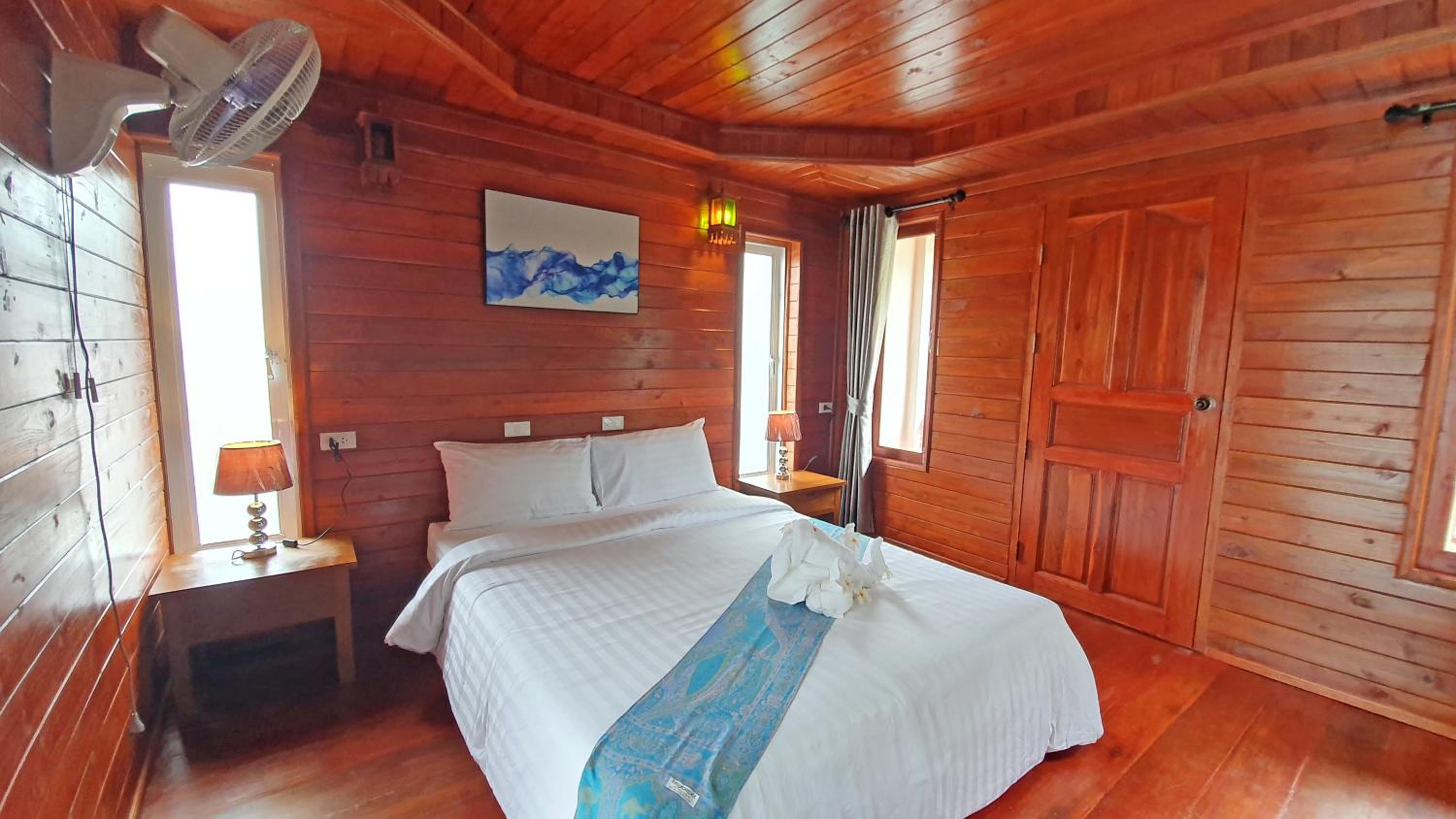 Bungalow with Fan - Photo 8