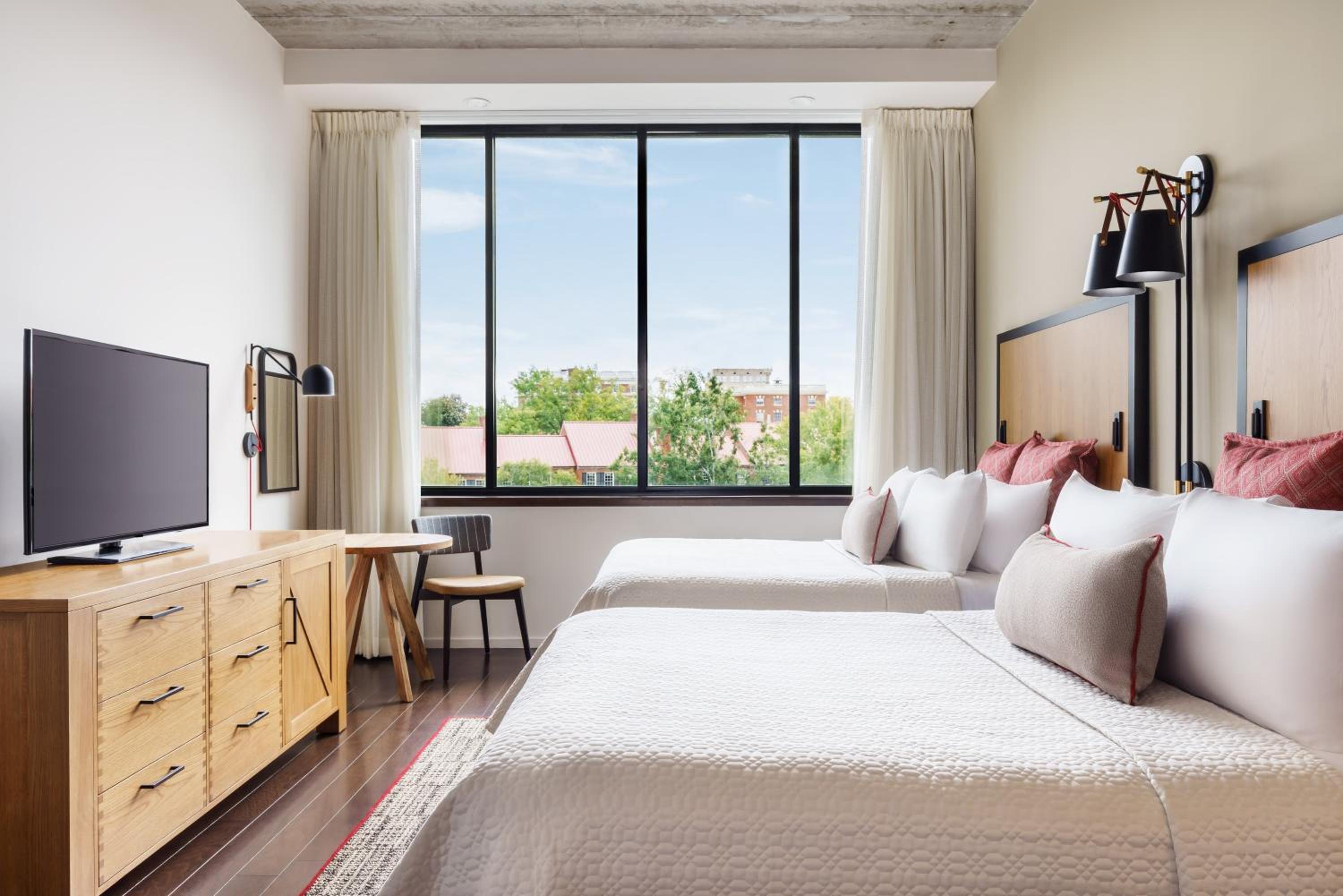Standard Queen Room with Two Queen Beds - Photo 5