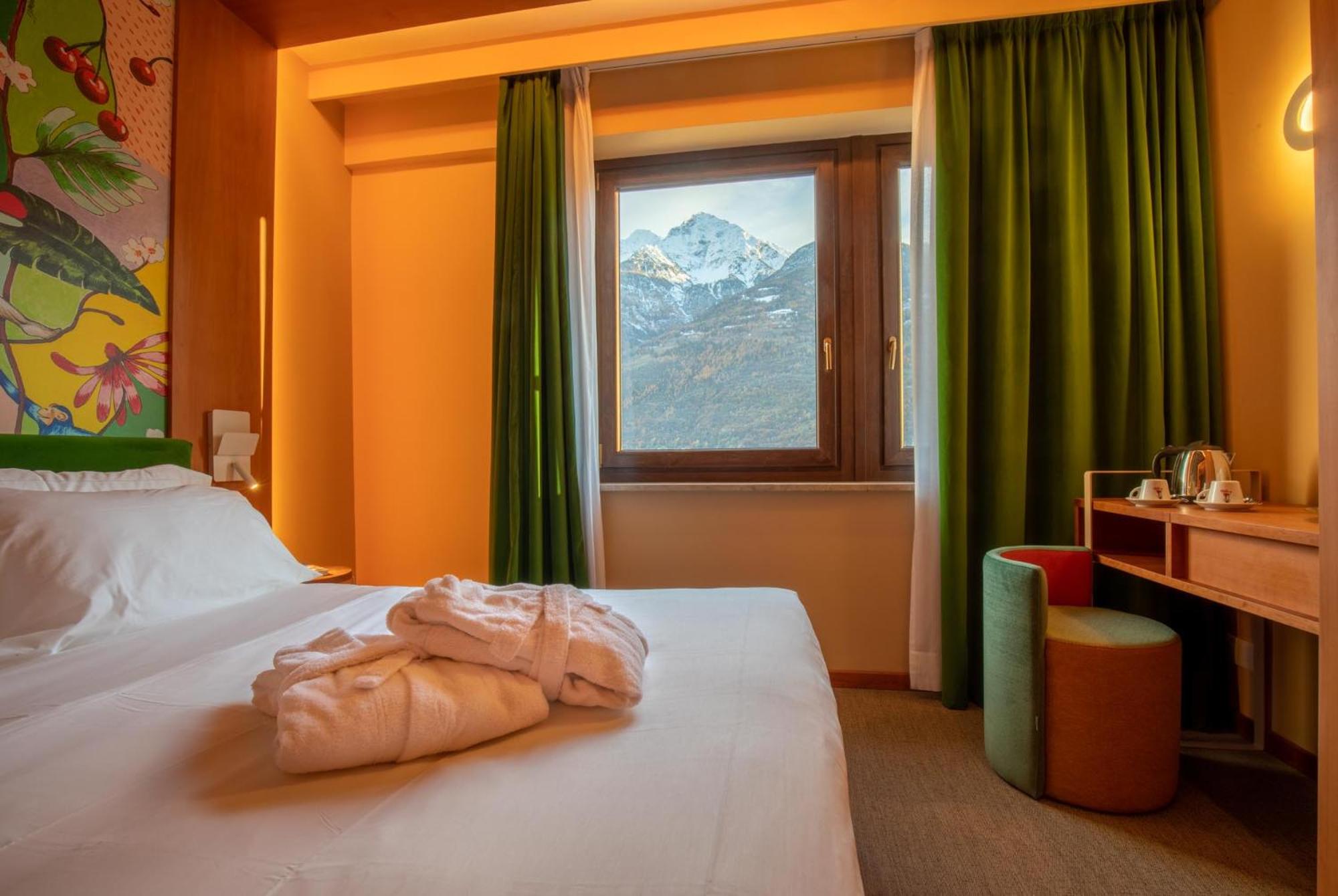 Double or Twin Room with Mountain View - Photo 2