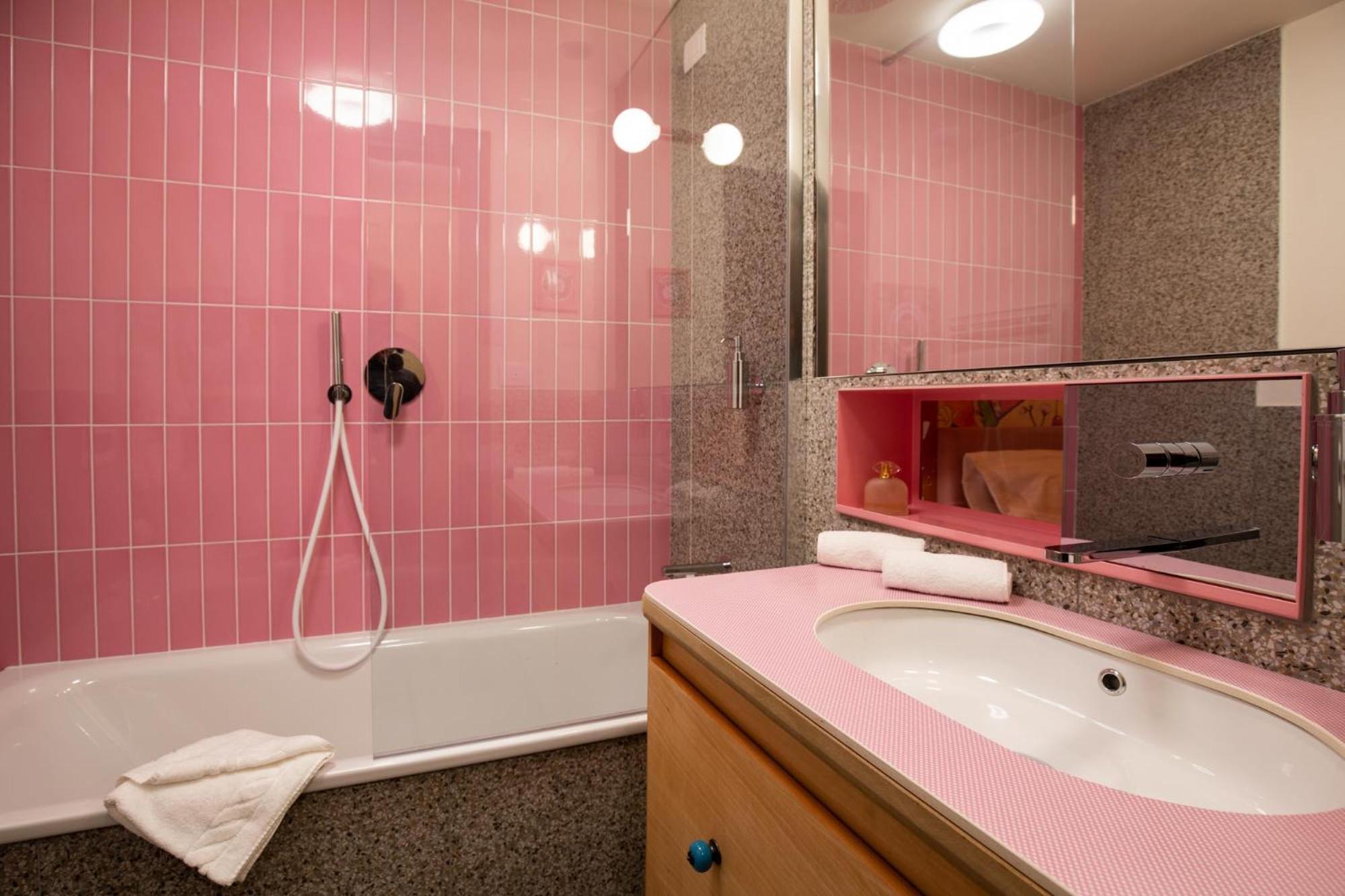 Double or Twin Room with Mountain View - Photo 9