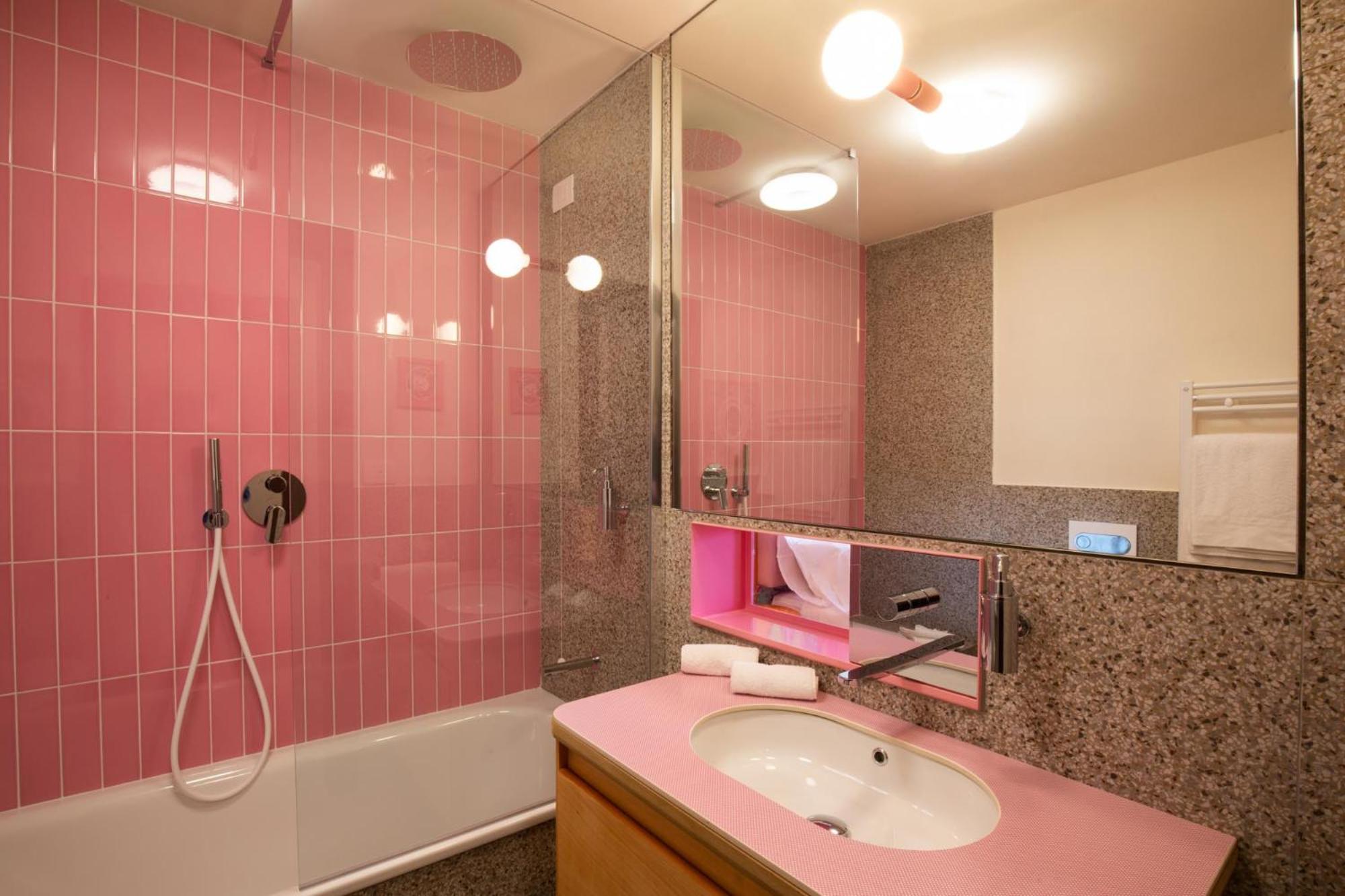 Double or Twin Room with Mountain View - Photo 7