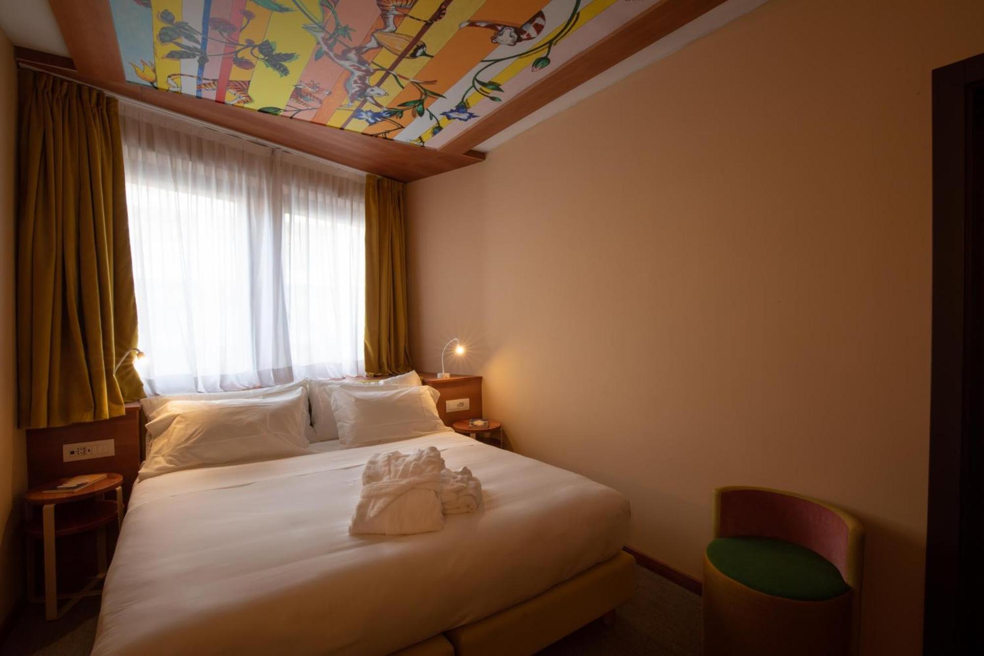Standard Double or Twin Room - Photo 11