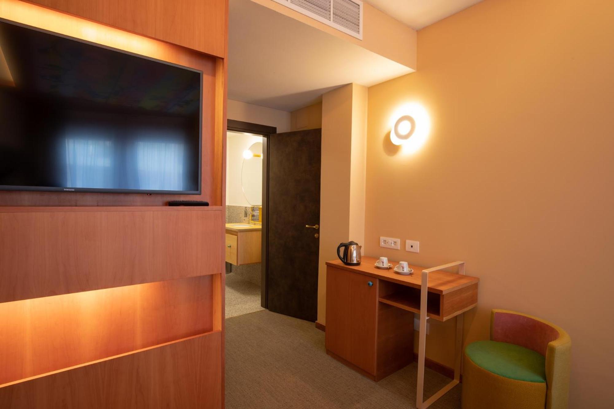 Standard Double or Twin Room - Photo 12