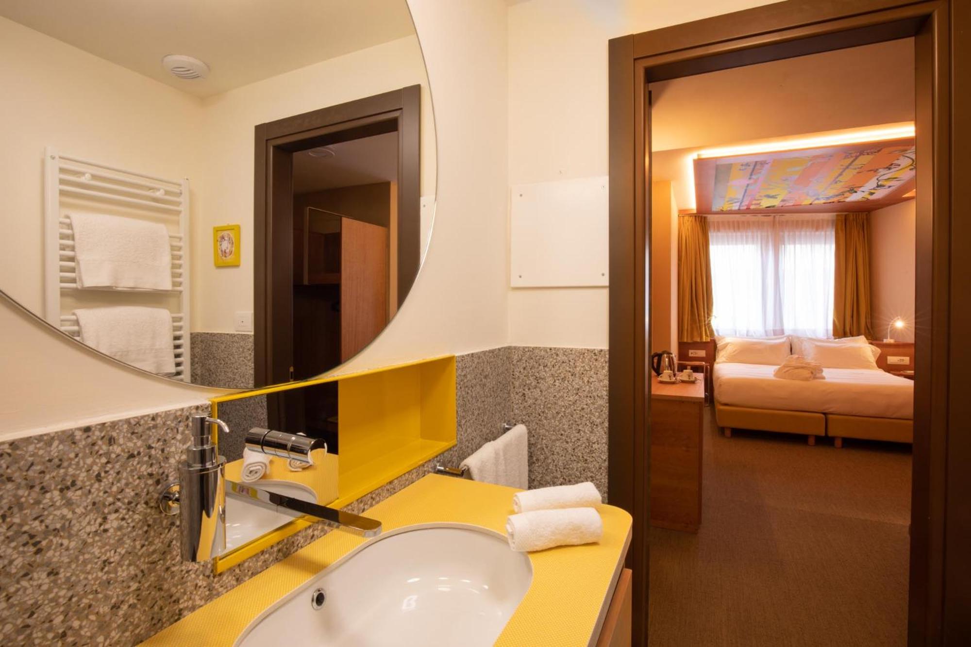 Standard Double or Twin Room - Photo 16