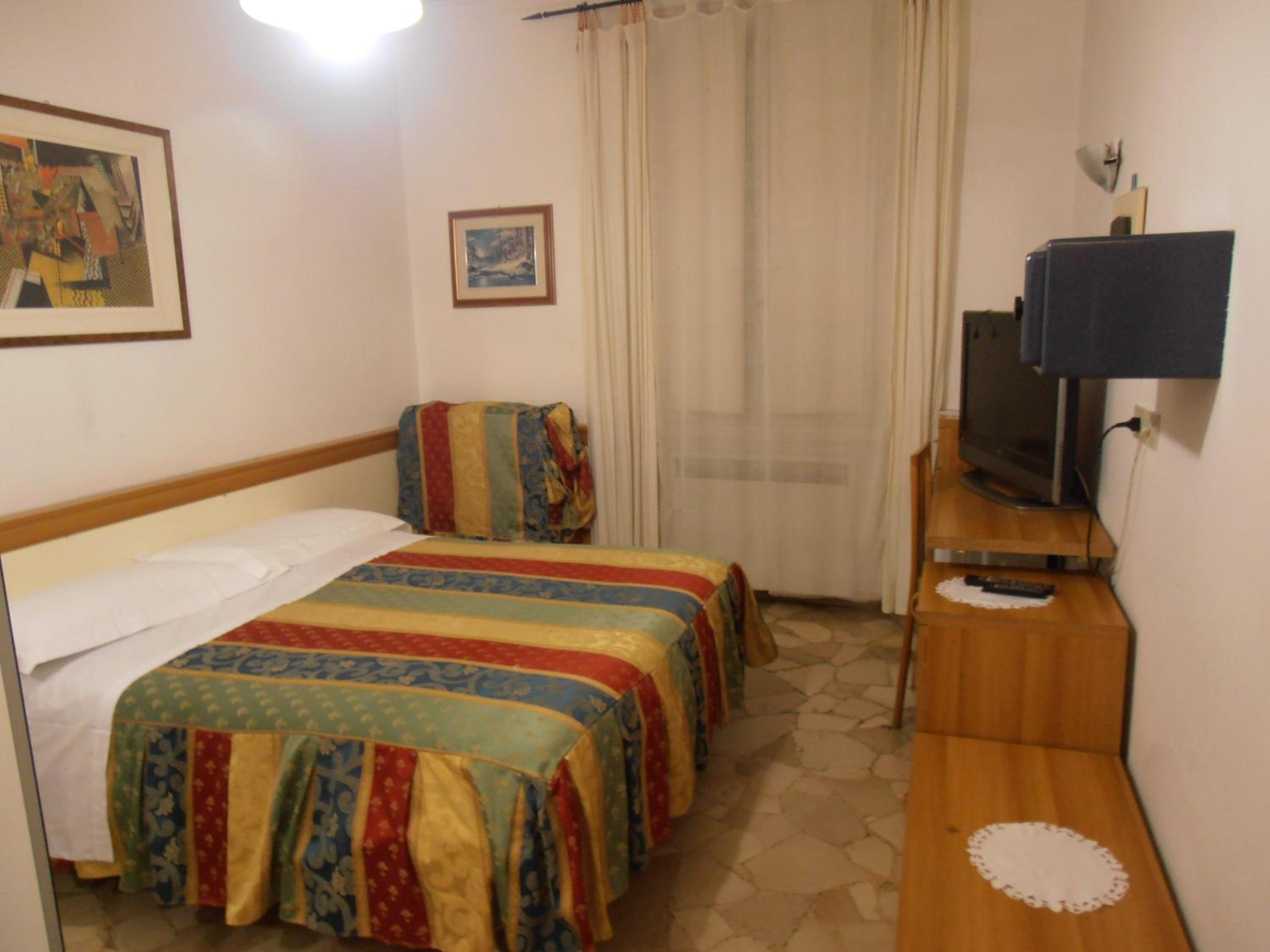 Quadruple Room with Private Bathroom photo 3
