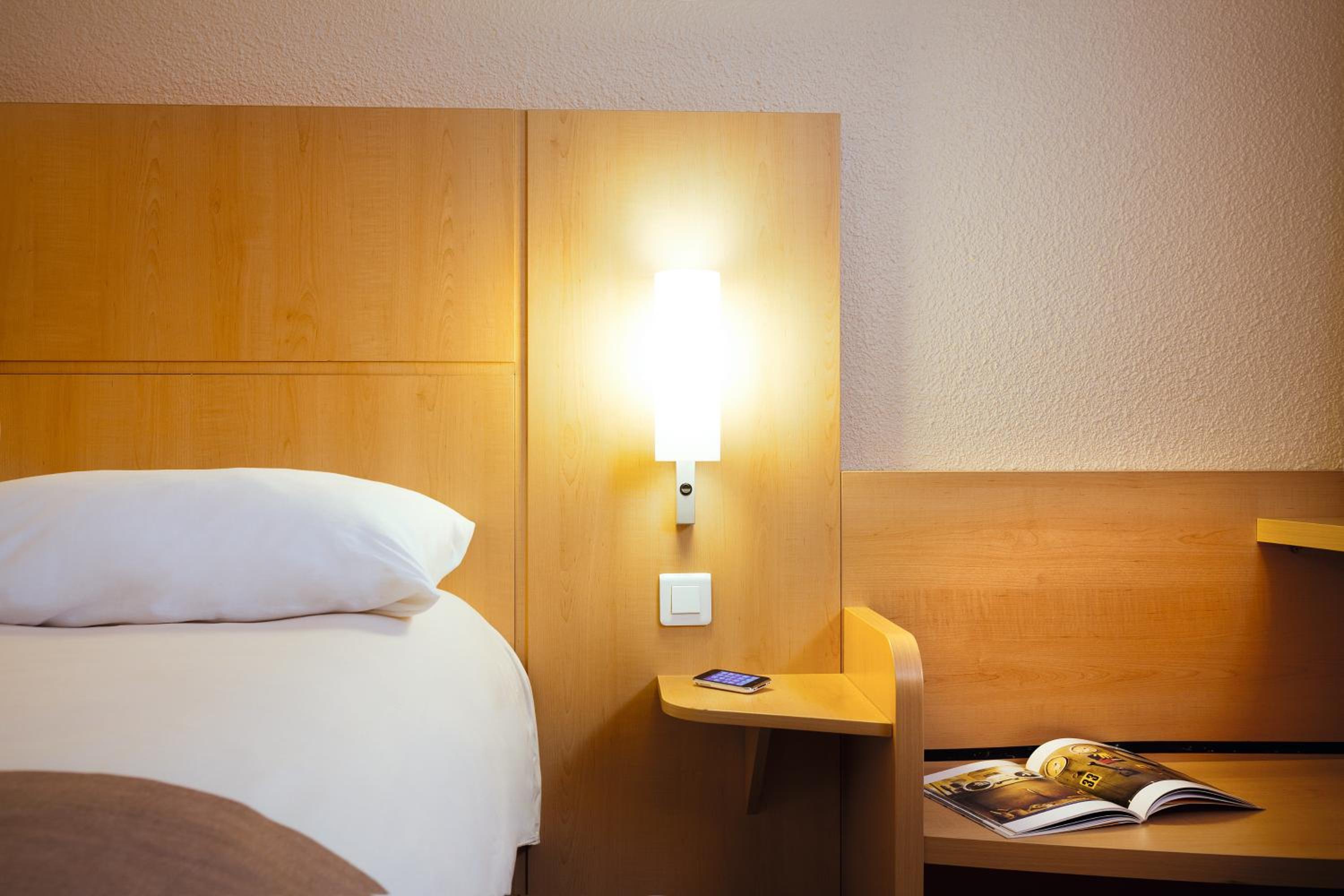 Standard Room with One Double Bed and One Single Bed - Photo 4