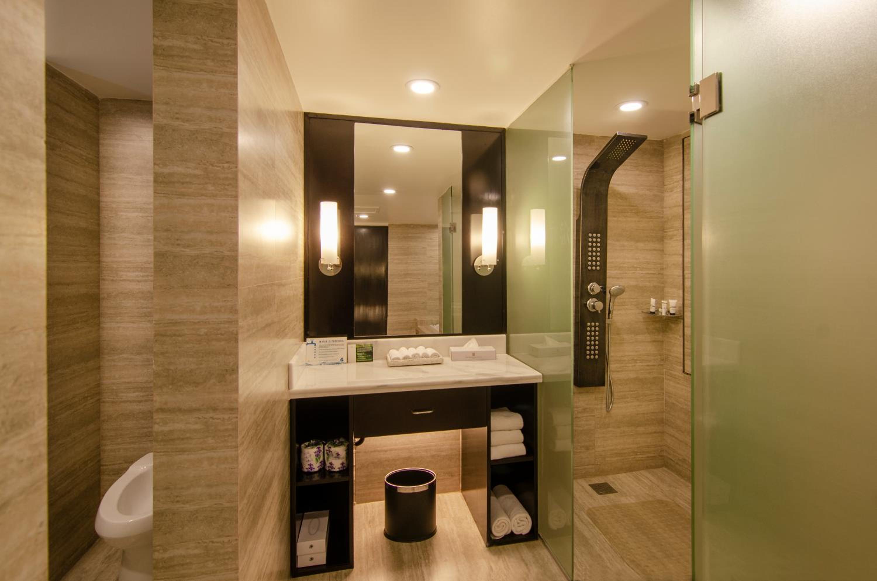 Executive Suite - Photo 5