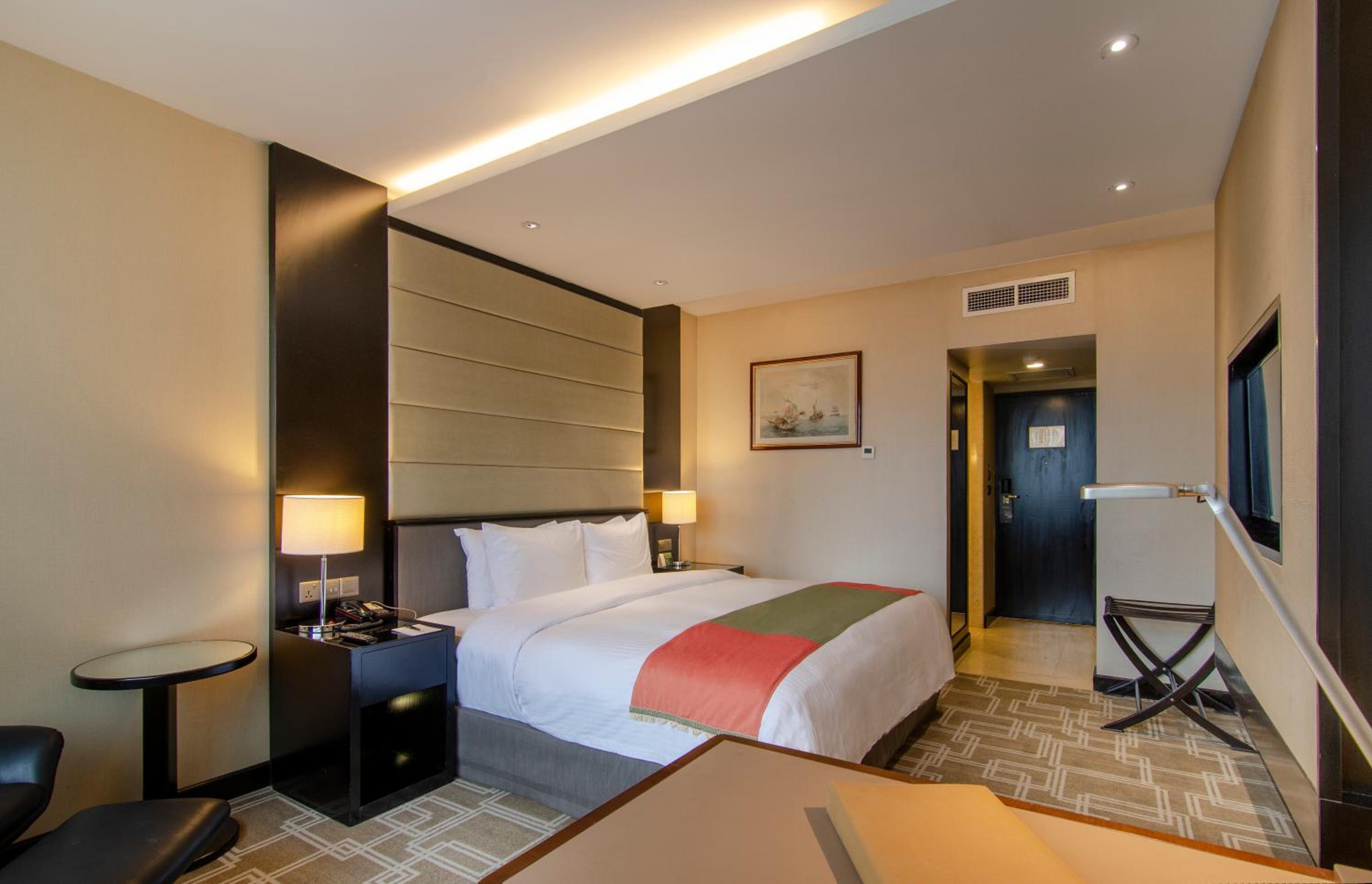 Premier King Room - Photo 4