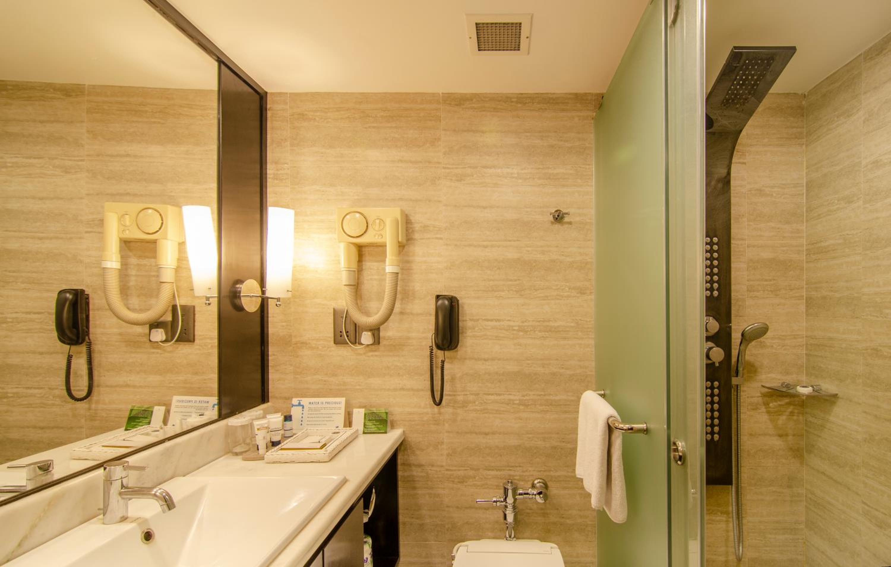 Executive Suite - Photo 2