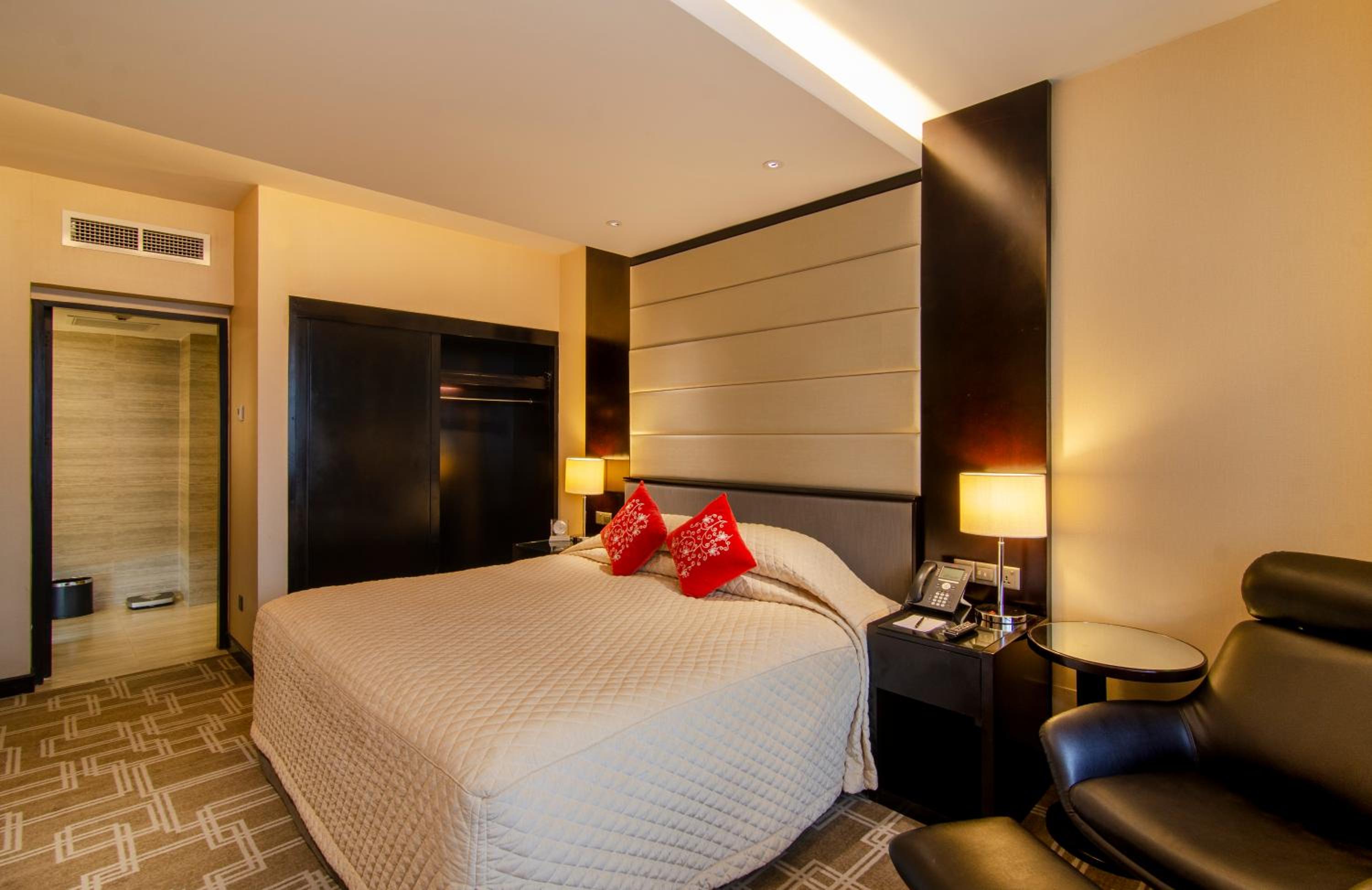 Executive Suite - Photo 1
