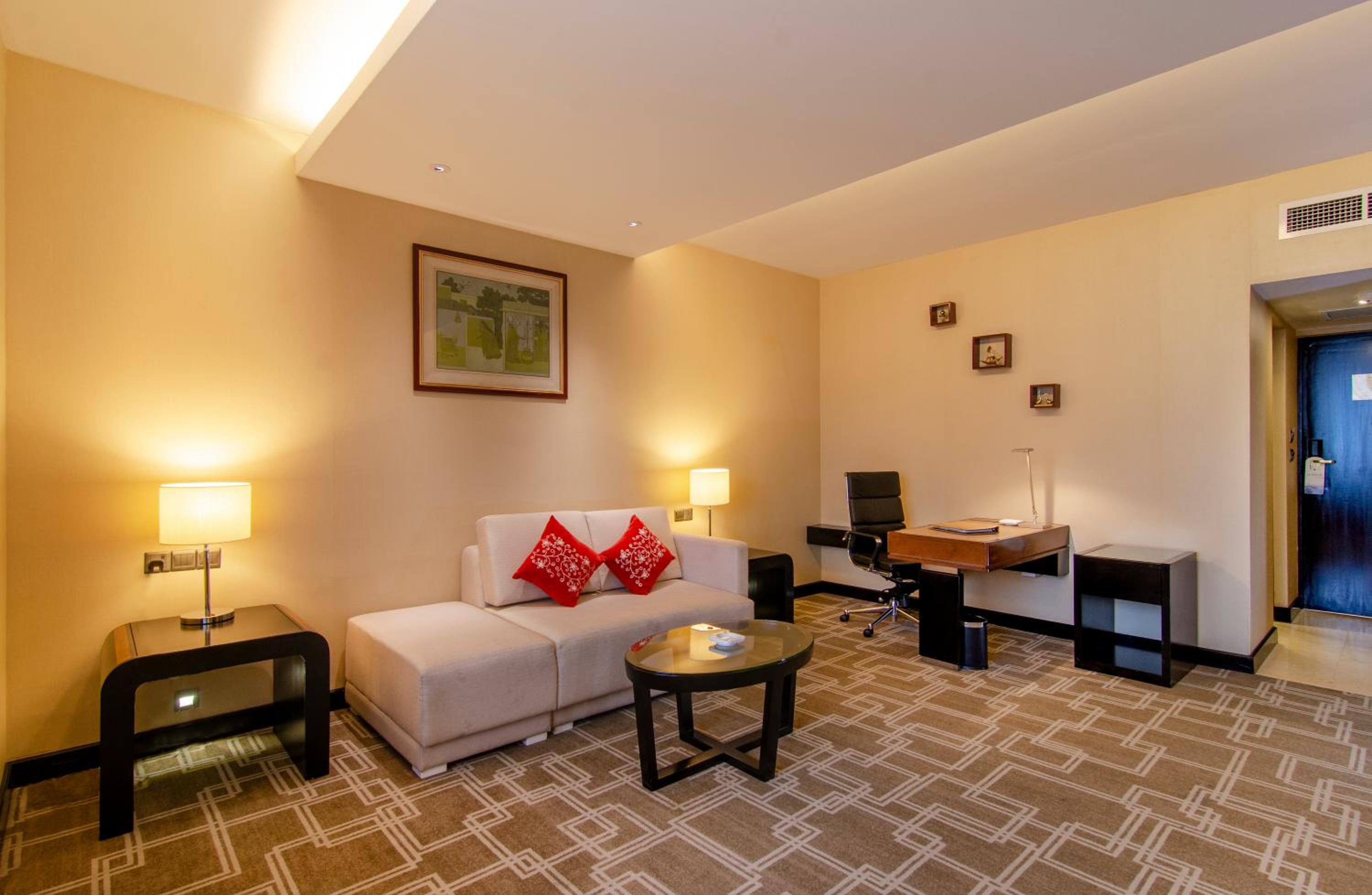 Executive Suite - Photo 3