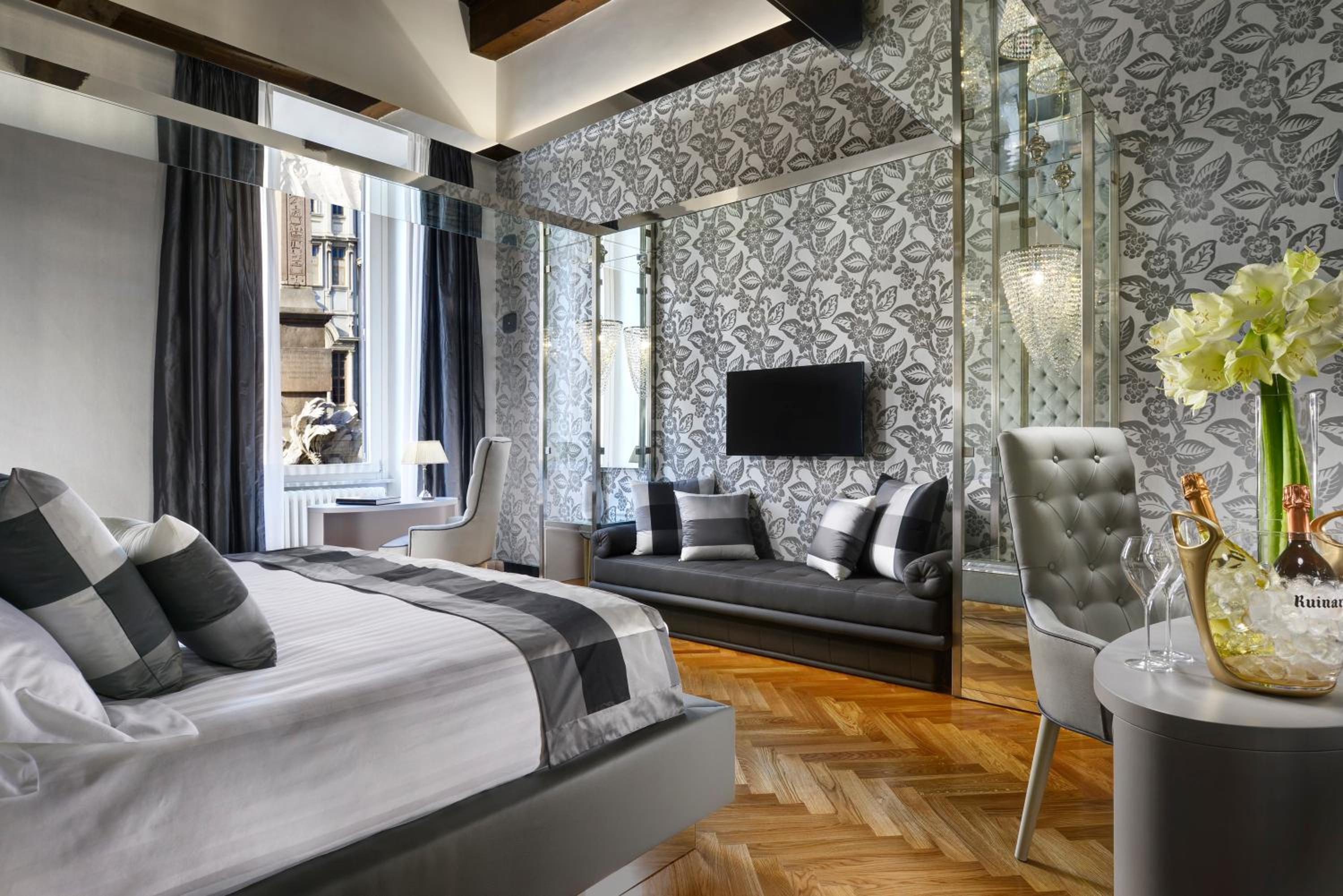 Suite with City View photo 3