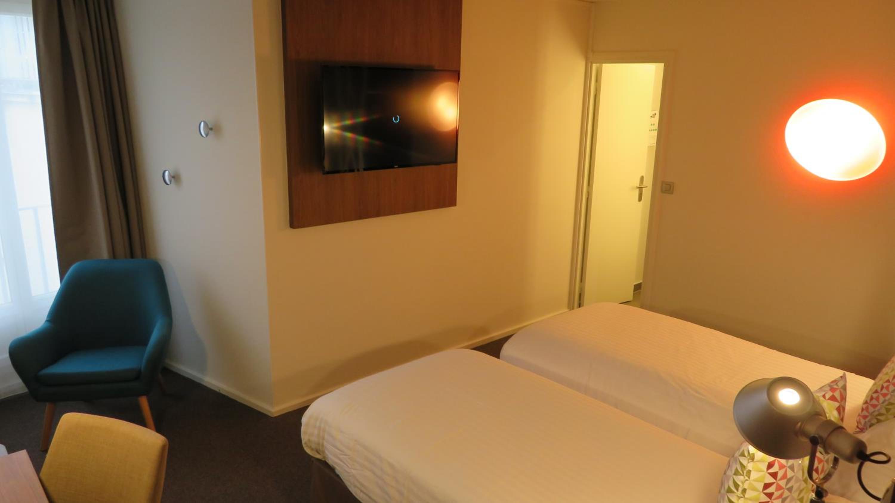 Twin Room - Photo 12