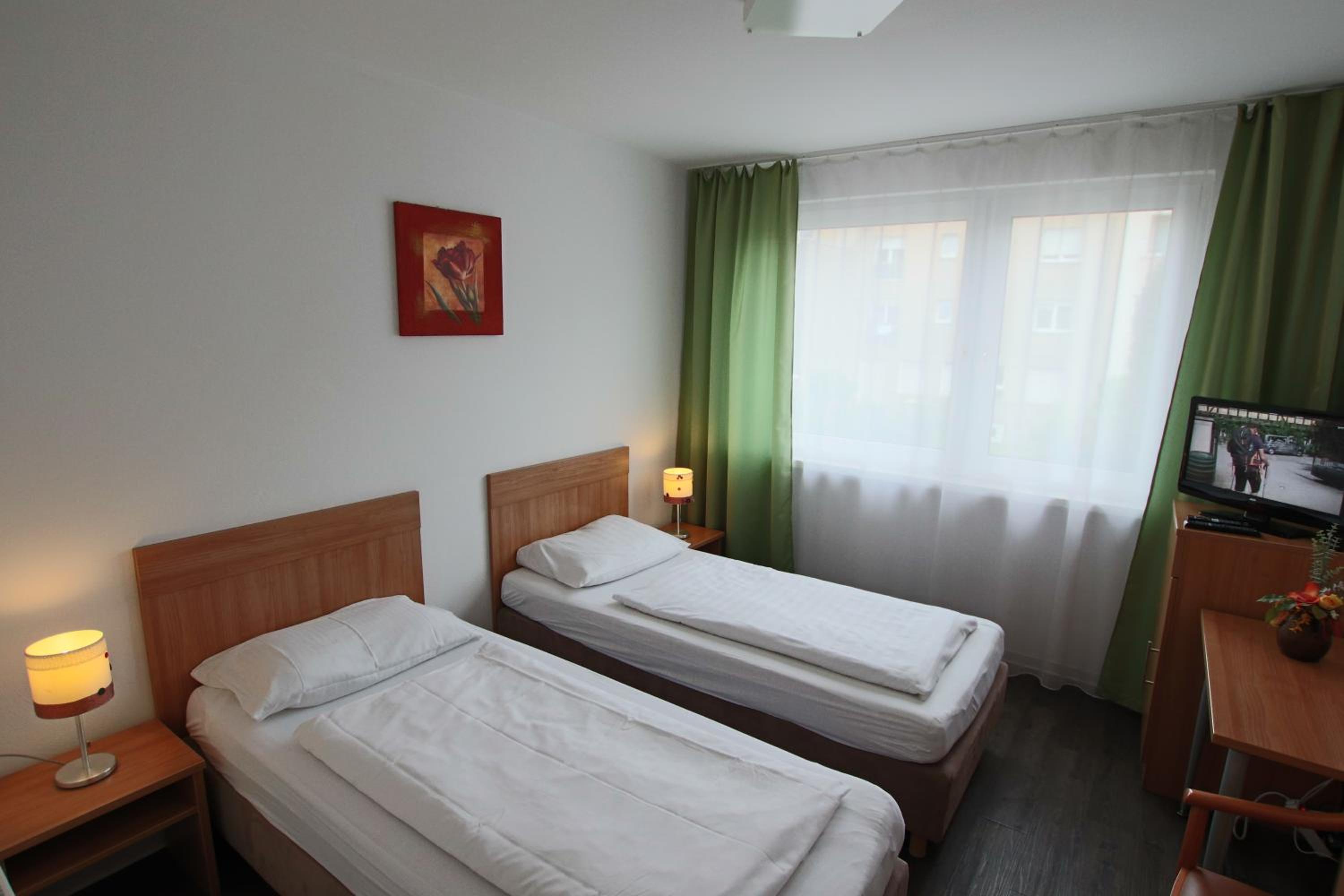 Twin Room - Photo 3