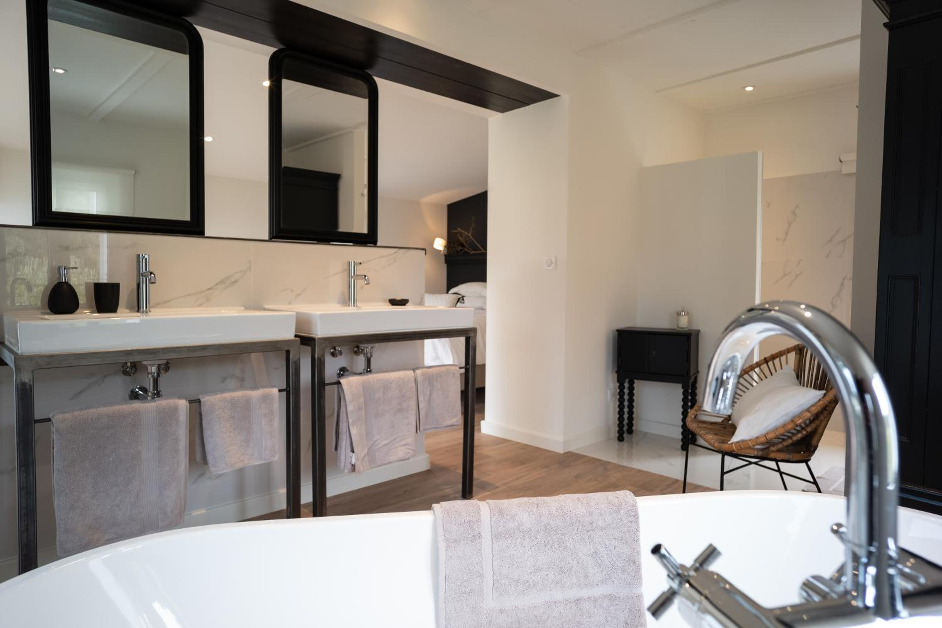 Deluxe King Suite photo 3