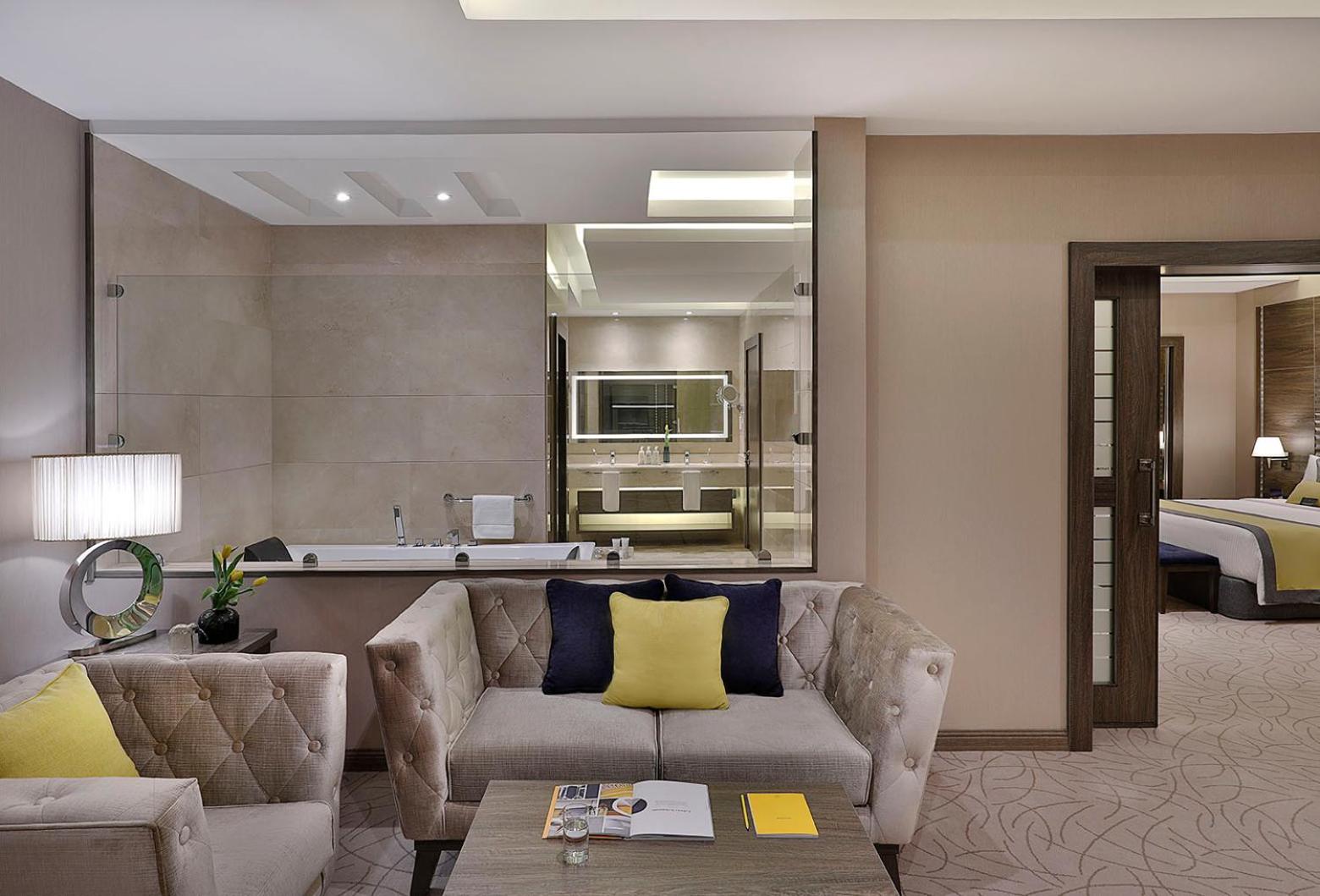 King Suite with Jetted Tub - Non-Smoking photo 3